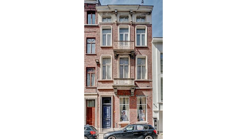 Hoofdfoto van de publicatie: Ruime herenwoning met mogelijkheid praktijkruimte op 1 are 79 ca met stadstuintje