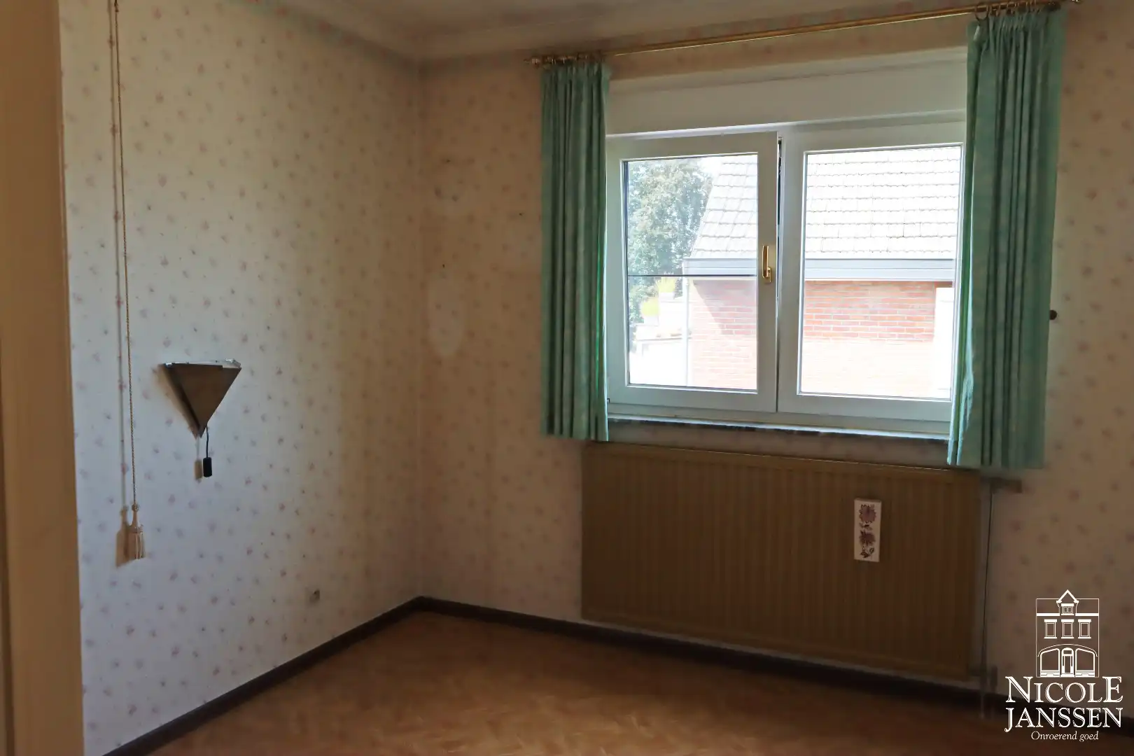 Handelspand met bovenliggend appartement gelegen op een gunstige locatie foto 16