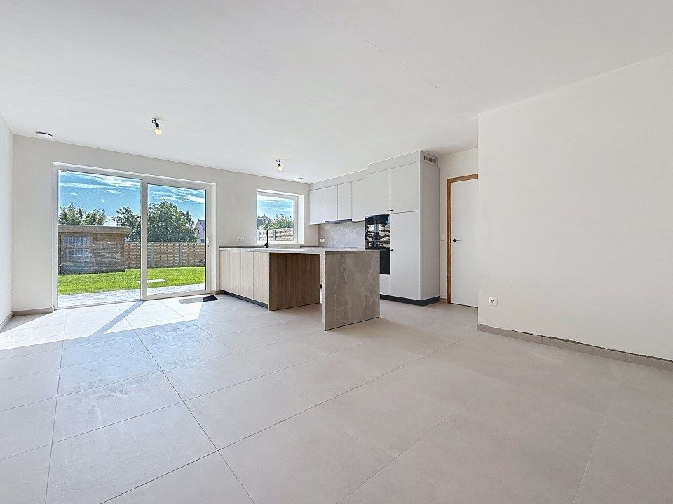 Prachtige nieuwbouwwoning met garage in het centrum van Westrozebeke foto {{pictureIndex}}
