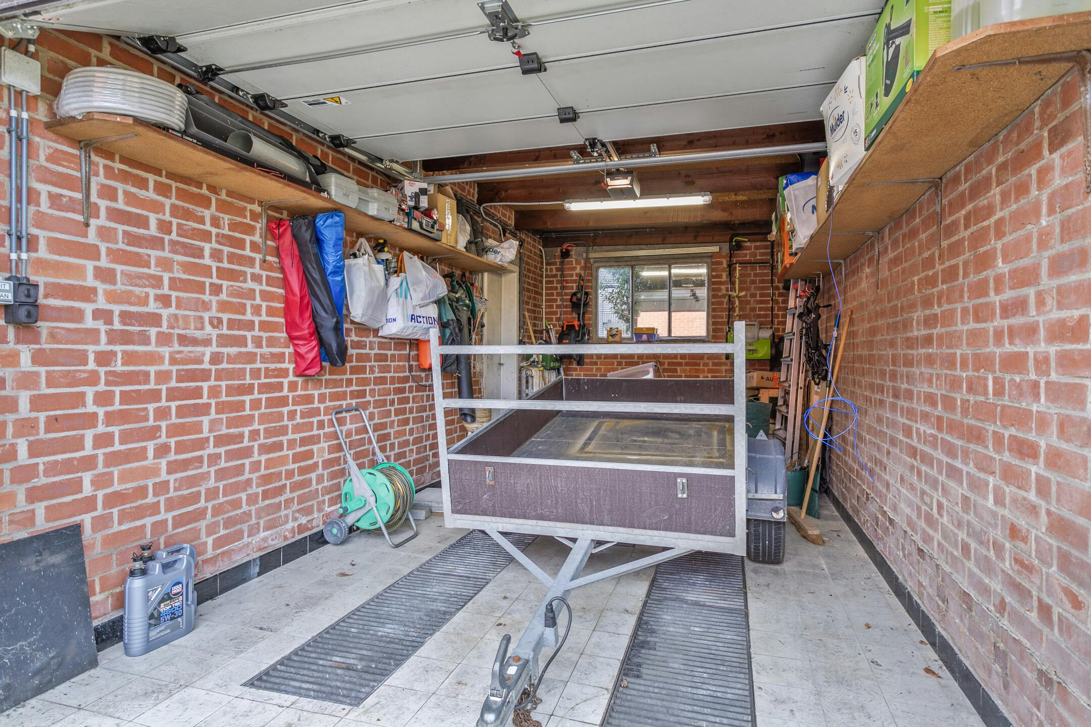 Modern magazijn van 145m² samen met ruime gezinswoning te koop in Bissegem foto 14