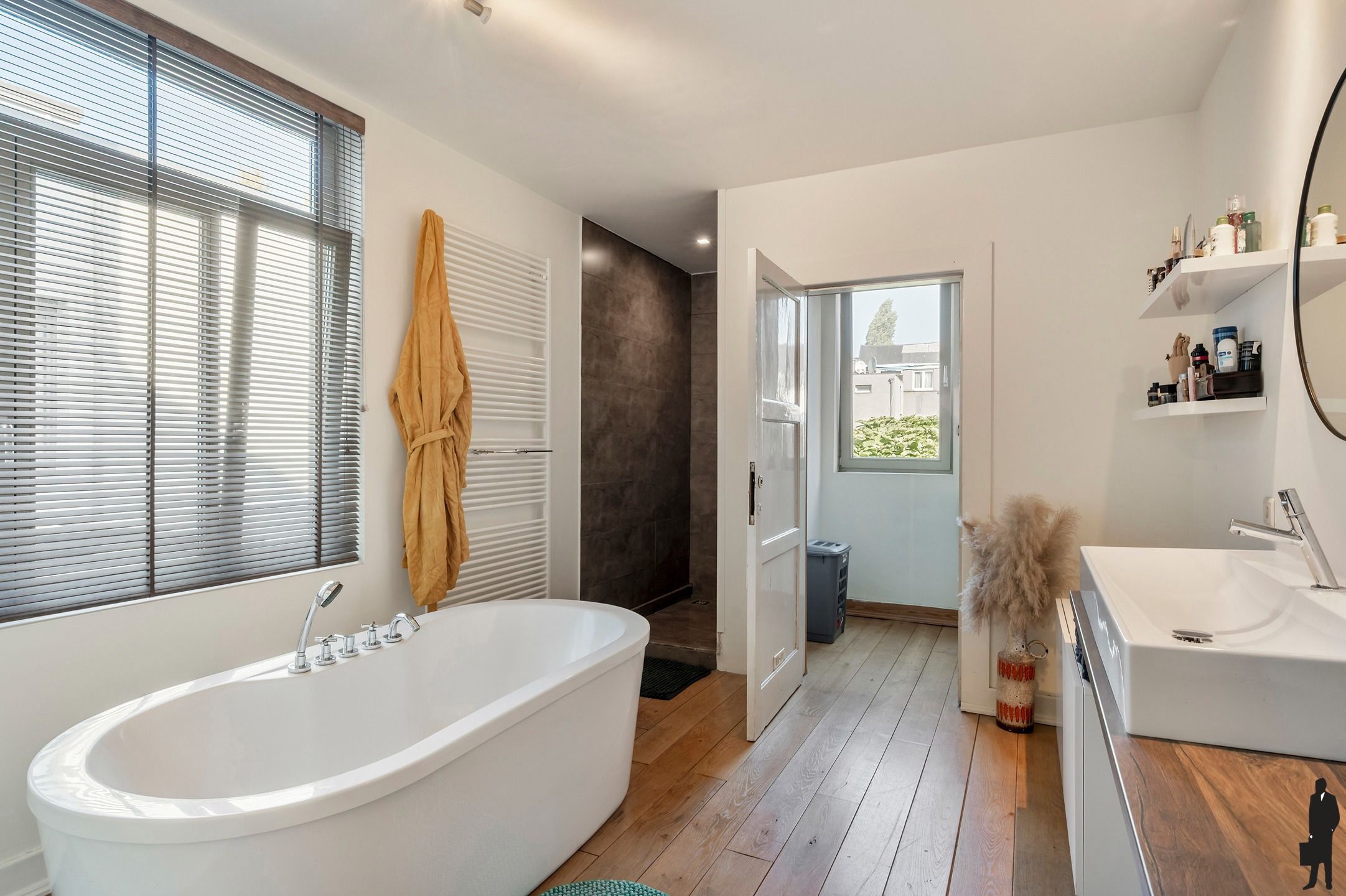Instapklare burgerwoning met ruime tuin foto 11