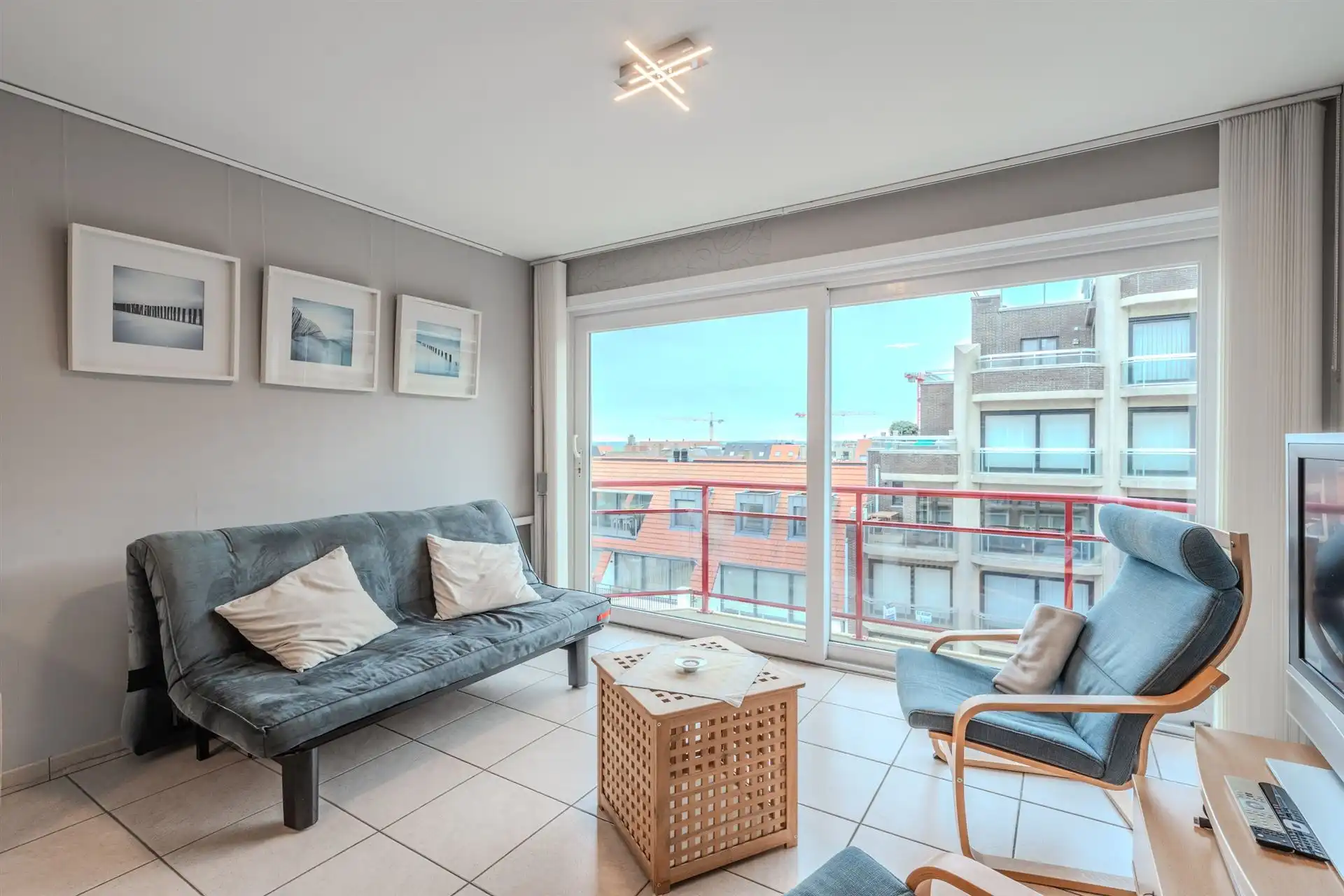 Instapklare studio met zijdelings zeezicht foto 3