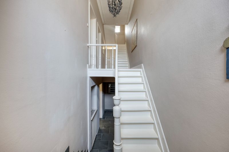 Karaktervolle woning met grote tuin en achteruitweg foto 11