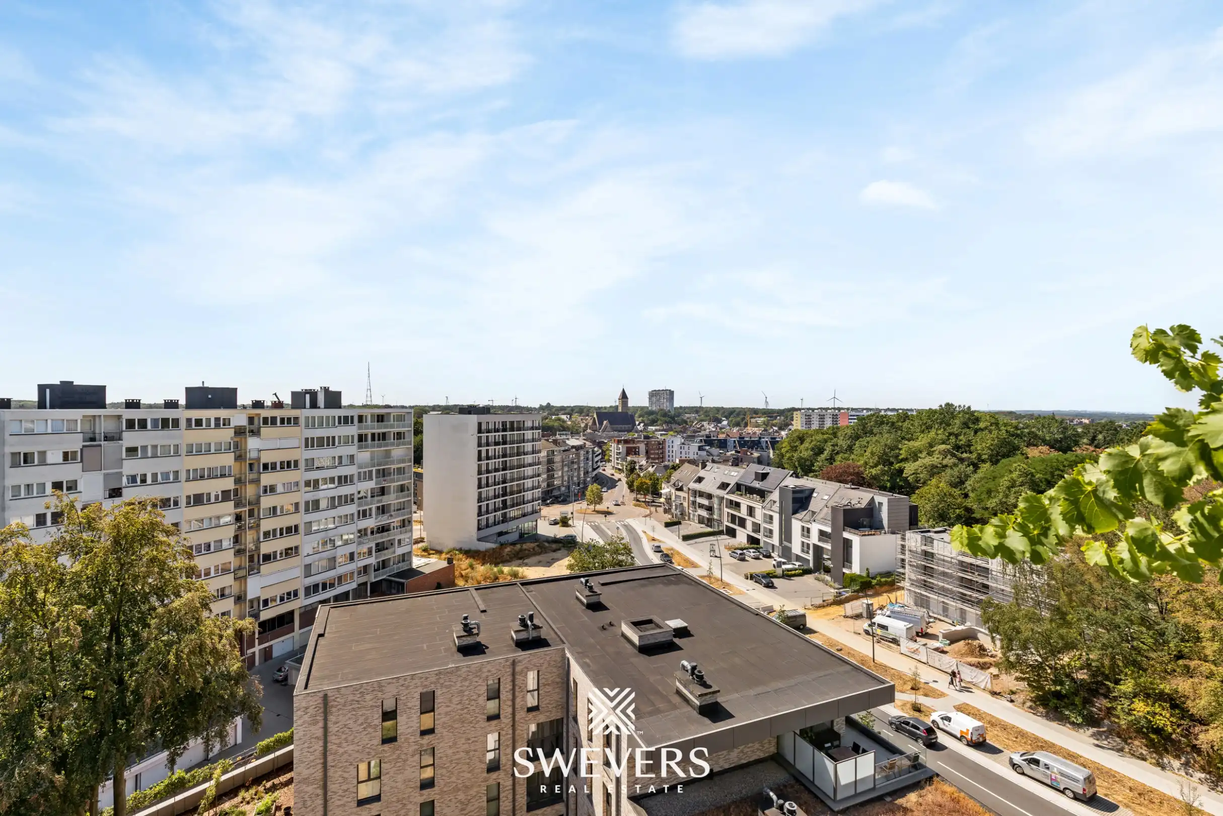 Exclusief penthouse met veel lichtinval en ruim panoramisch terras met prachtig ver uitzicht in centrum Genk foto 31