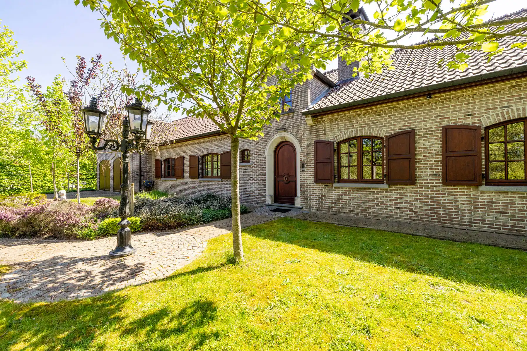 Ruim landhuis op ca. 3010 m² grond met ca. 736 m² bew.opp. foto 45