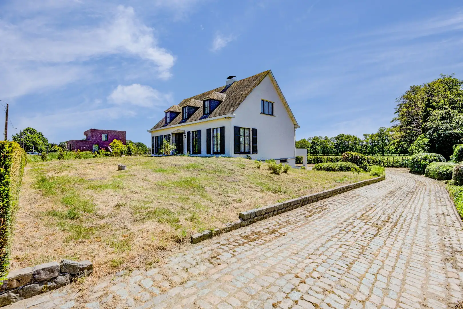 Hoofdfoto van de publicatie: Ruime villa met 5 slaapkamers en grote tuin
