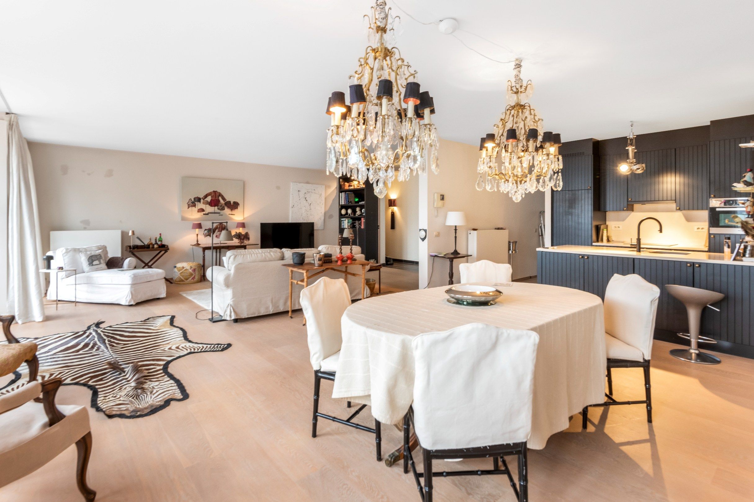 Ruim appartement (ca. 180m²) met een gevelbreedte van meer dan 13 meter, rustig gelegen, in het centrum tegenover de H. Hartkerk. foto 4