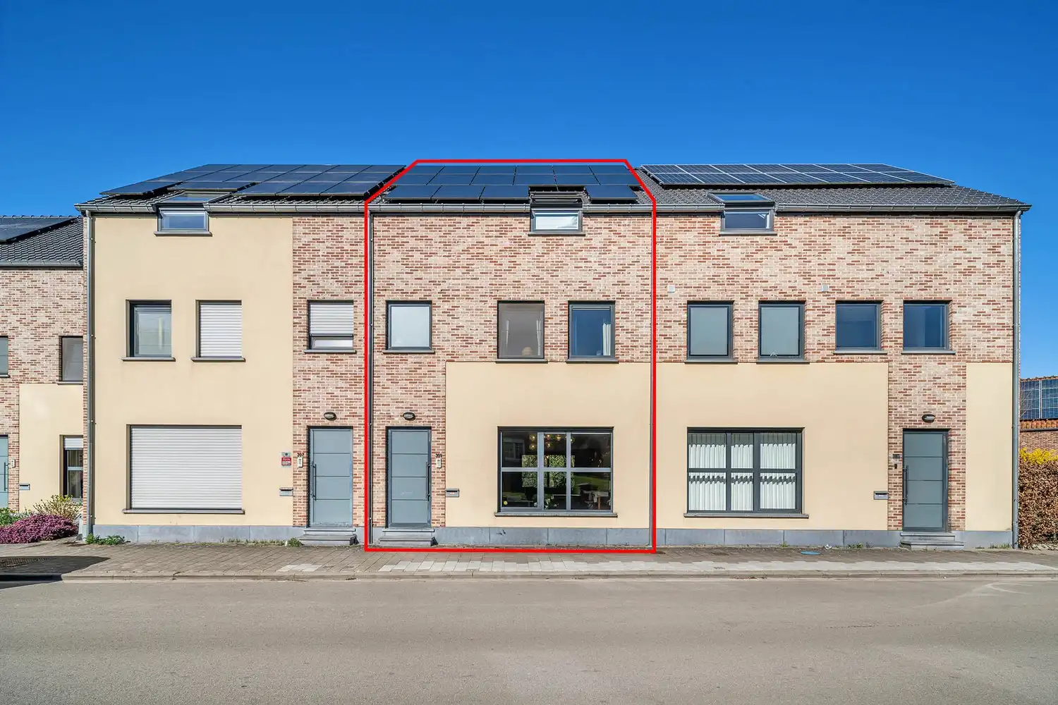 Moderne en energiezuinige(A-label) woning met 4 ruime slaapkamers, 2 badkamers, 2 autostaanplaatsen, een ruime kelder en een tuin te Kessel-Lo! foto {{pictureIndex}}