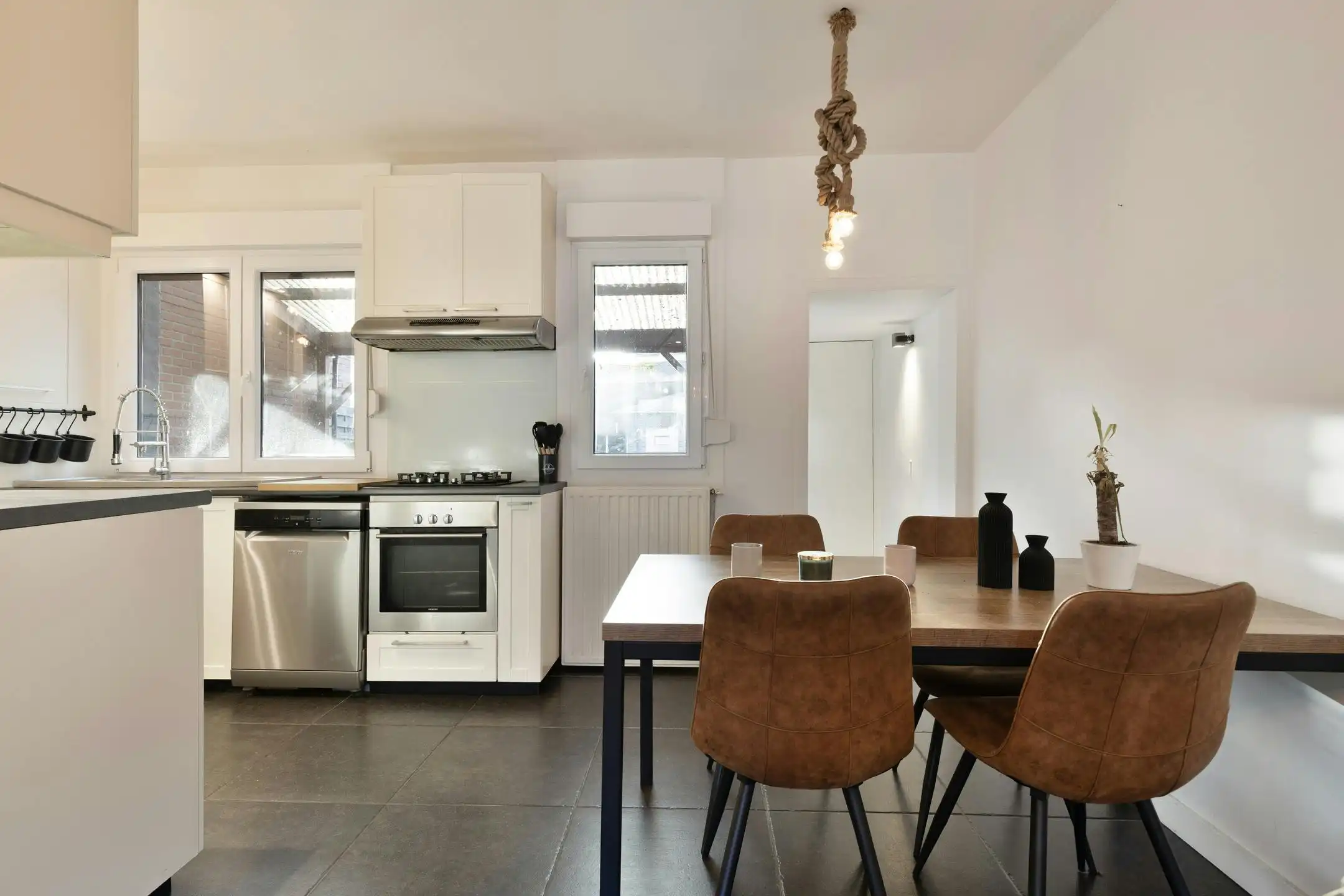 Volledig gerenoveerde woning met tuin te koop in Luchtbal!  foto 7