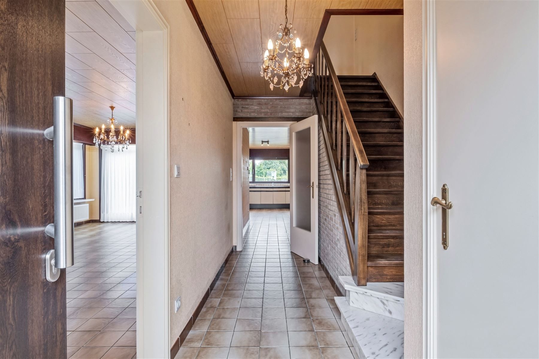 Solide woning met 3 slaapkamers op 584 m² foto 2