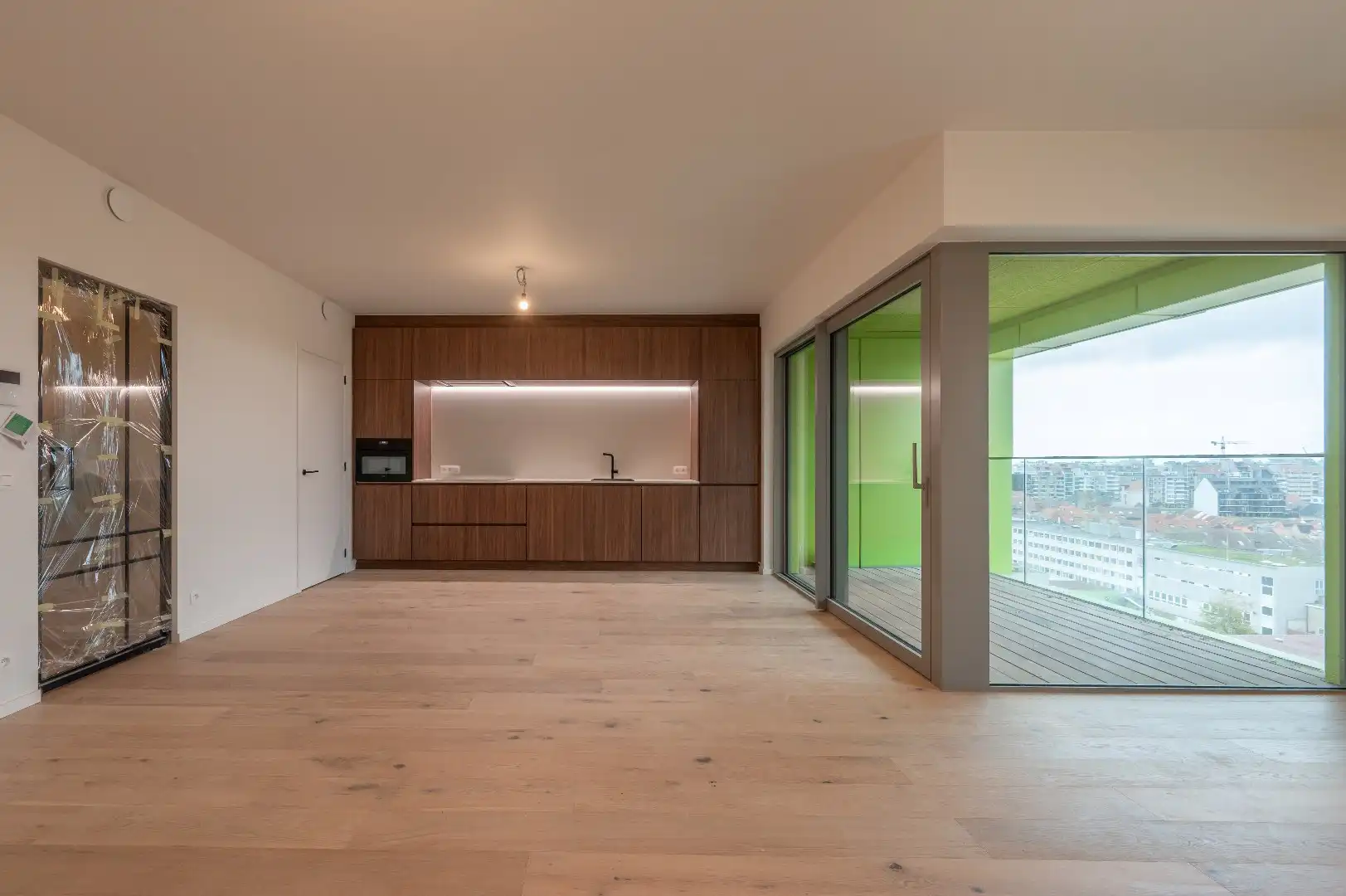 HOOST is een iconische toren met een expressief gevelontwerp op enkele honderden meters van de zee foto 6