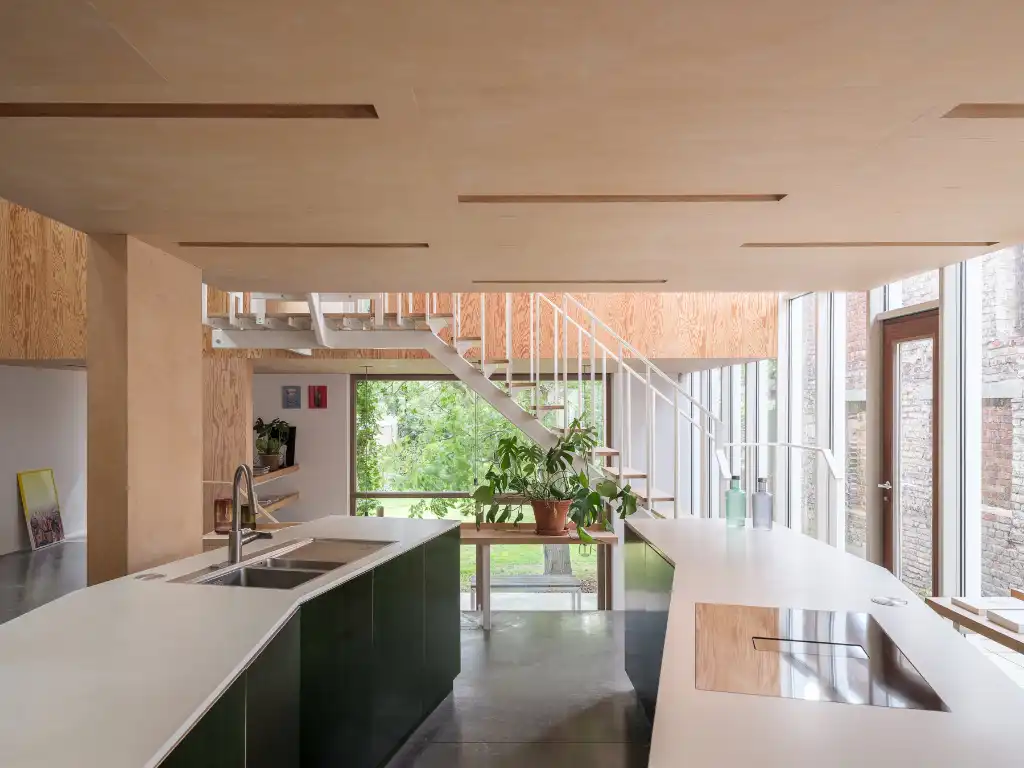Uniek vastgoed! Exclusieve en creatieve site met twee kantoorruimtes, een polyvalent handelspand, een short-staystudio en een bijzonder architecturale split-levelwoning met ruime tuin, op een boogscheut van het stadscentrum. foto 13