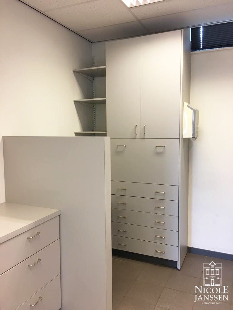 Instapklaar handelspand gelegen op een toplocatie in Bree foto 5