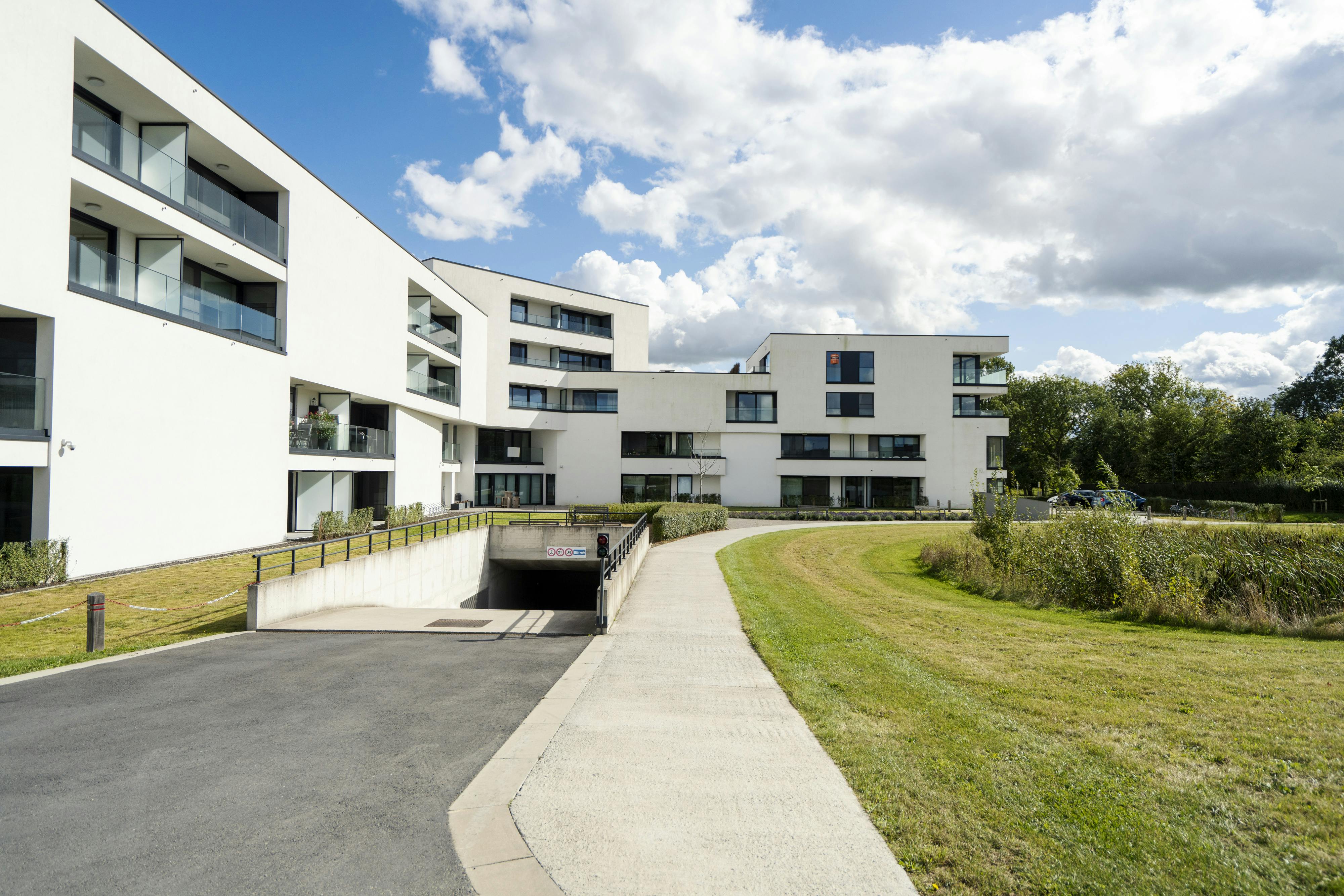 Verzorgde assistentiewoning met terras en uitzicht te Zwevegem foto 2