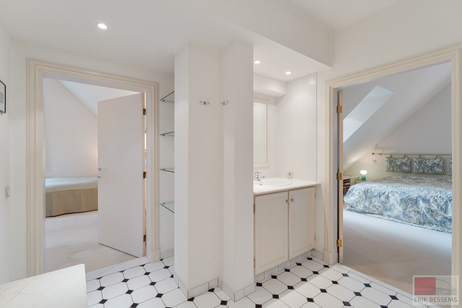 Prachtige vrijstaande villa met Franse allure, gelegen op een royaal perceel van 1.211 m², biedt een riante woonoppervlakte van 309 m² foto 18