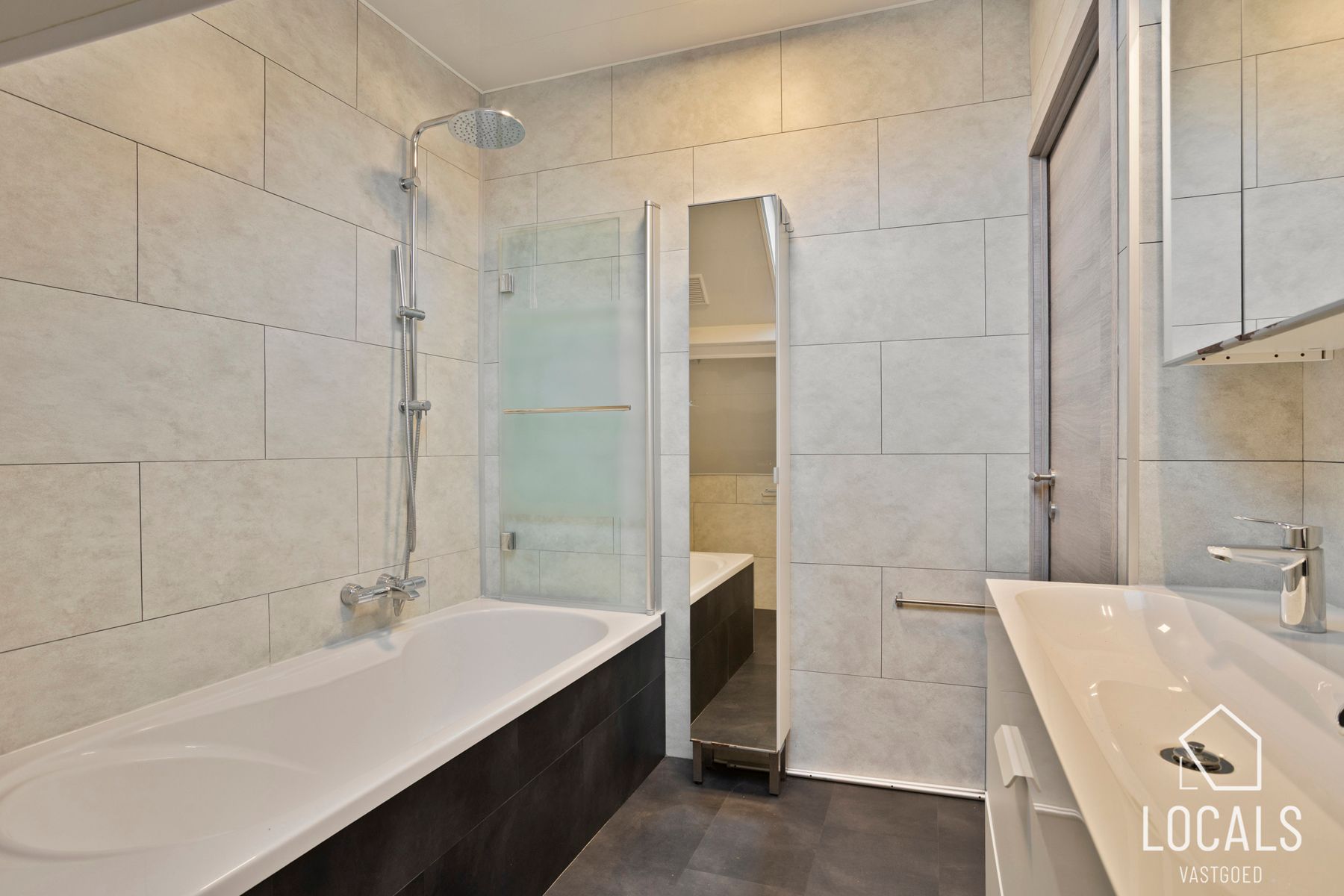 Volledig gerenoveerde halfopen bebouwing in Denderhoutem foto 14