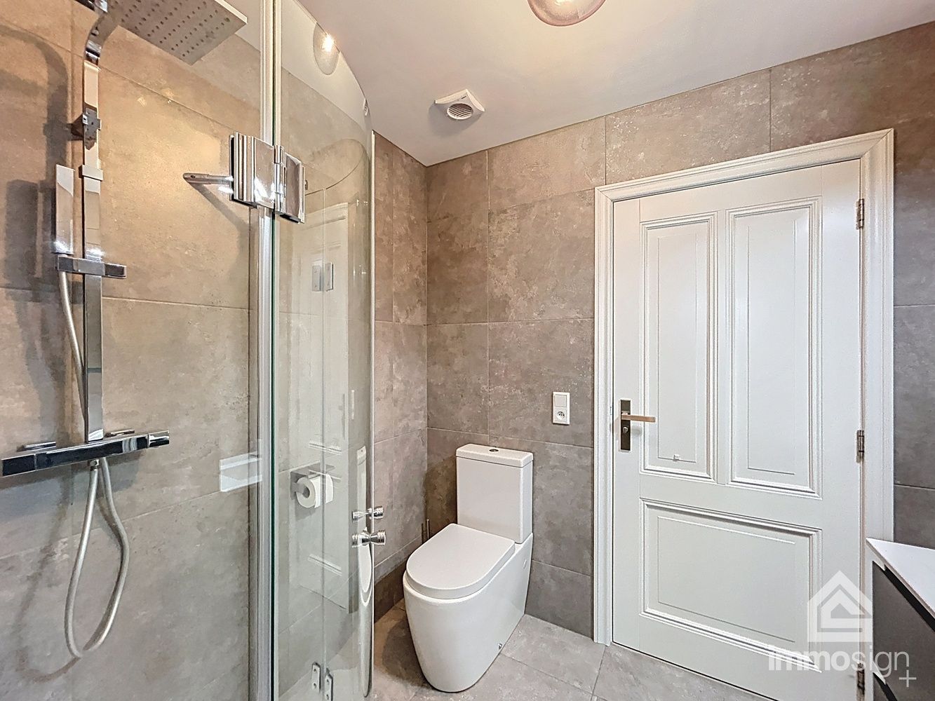 Instapklare gezinswoning met 3 slaapkamers, 2 badkamers, vrijstaande garage en prachtige tuinkamer foto 43