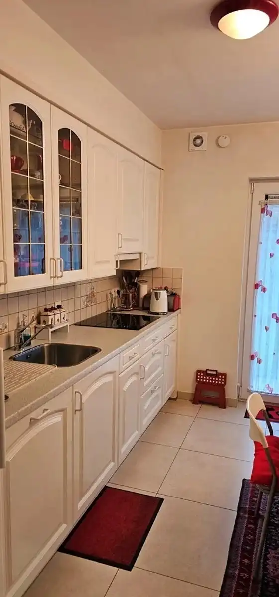 Ruime, recente, instapklare, energiezuinige half open bebouwing met degelijke en kwalitatieve afwerking en zonnepanelen, gelegen net buiten de grote ring van Hasselt. foto 9