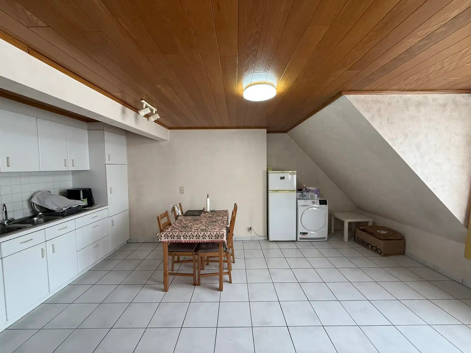 Lichtrijk appartement gelegen nabij centrum op de derde verdieping van kleinschalige bouw.  foto 4