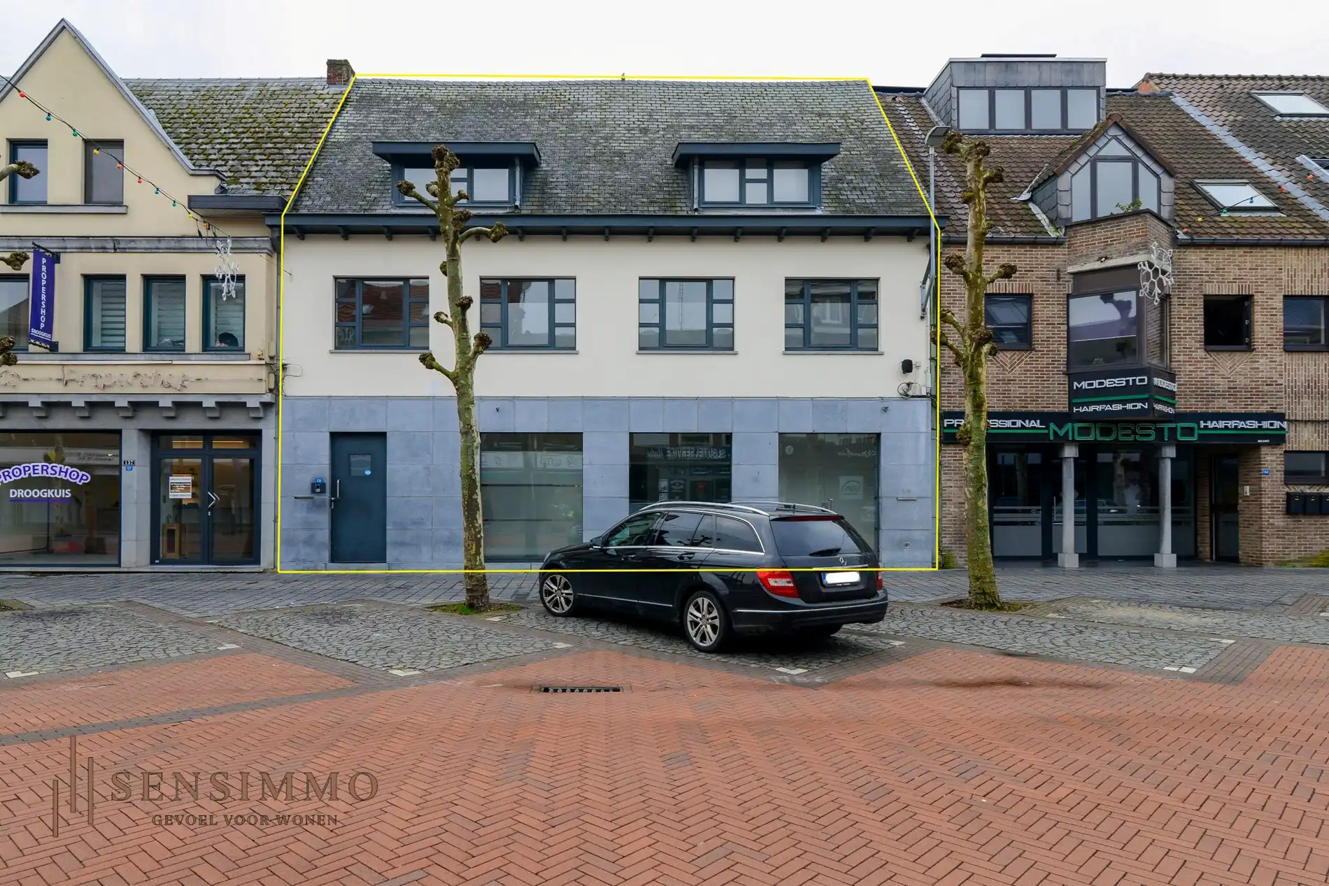 Commerciële handelspand met bovenliggend appartement in hartje Maasmechelen foto {{pictureIndex}}