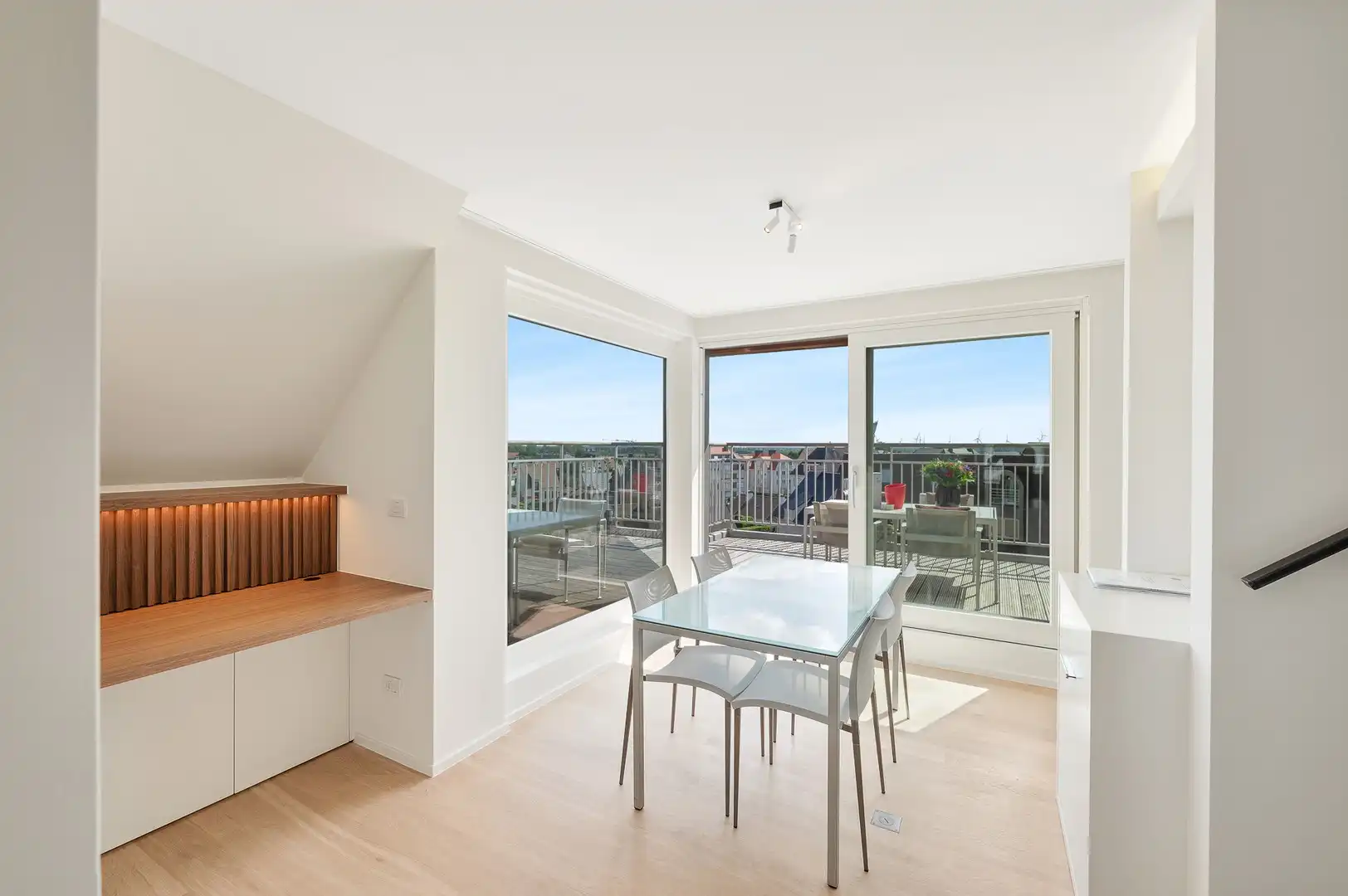 Sublieme zonnige penthouse met ruime terrassen en zijdelings zeezicht. foto 18