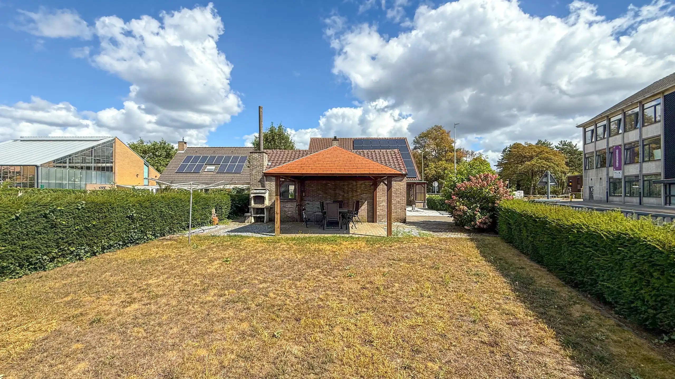 Ruime gezinswoning met 4 slpk, zonnepanelen en grote tuin! foto 54