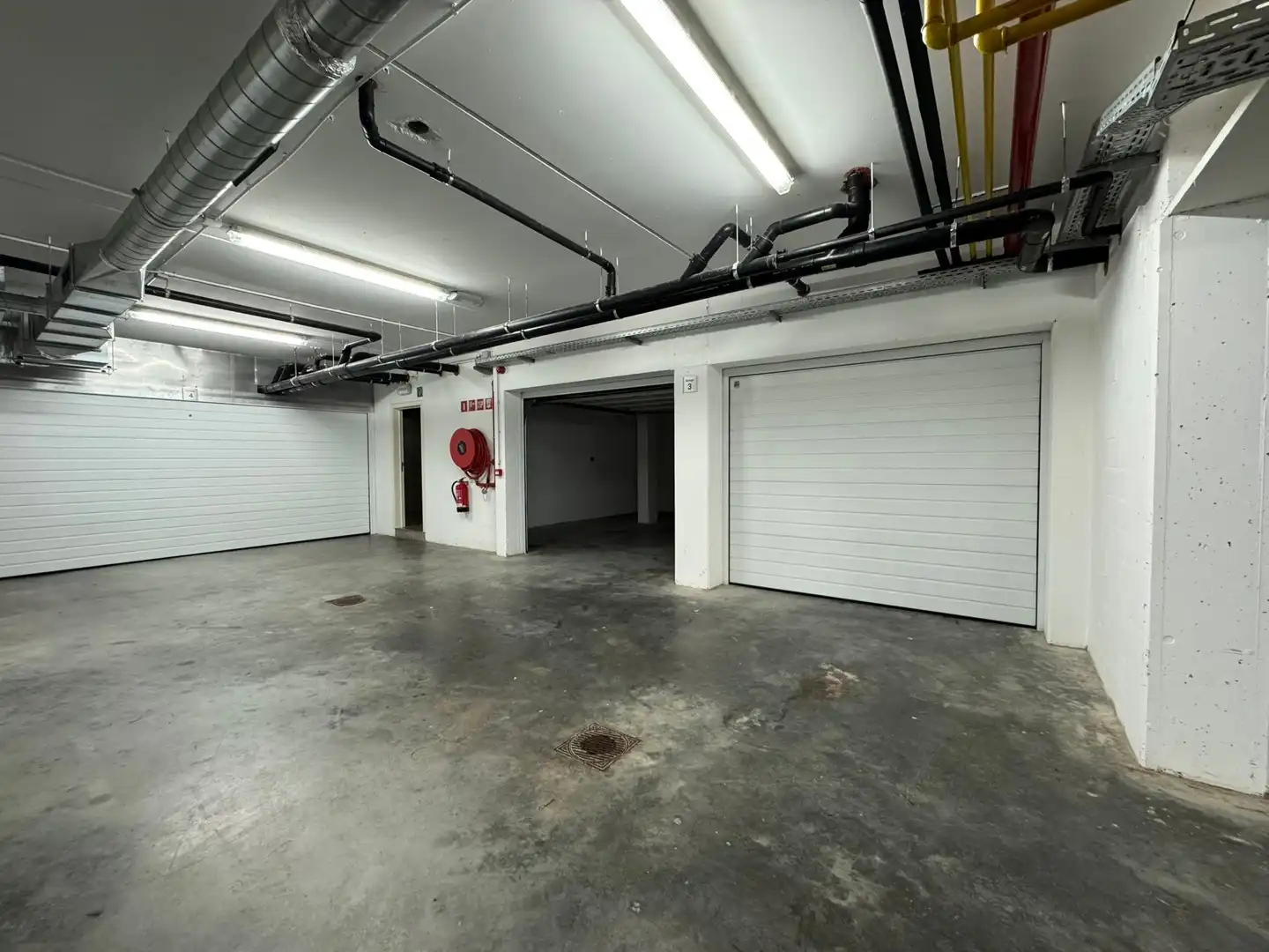 Uitzonderlijke ruime garagebox gelegen te Lispannenlaan aan het Zegemeer te Knokke. foto 8