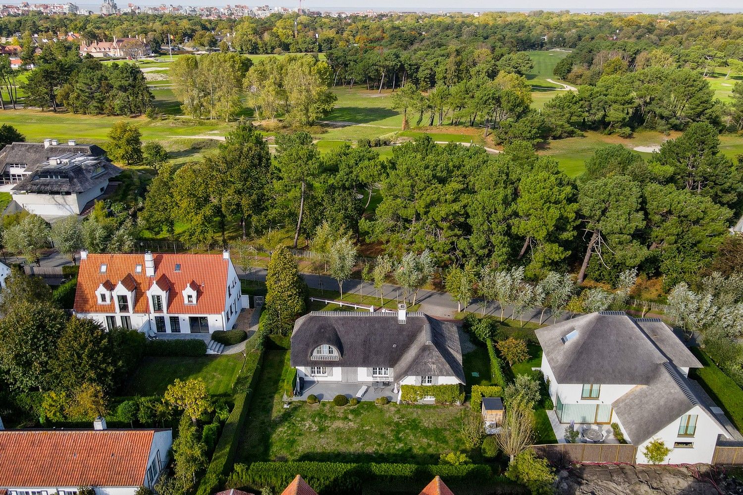 Hoofdfoto van de publicatie: Authentieke villa op een uniek perceel in de Magere Schorre