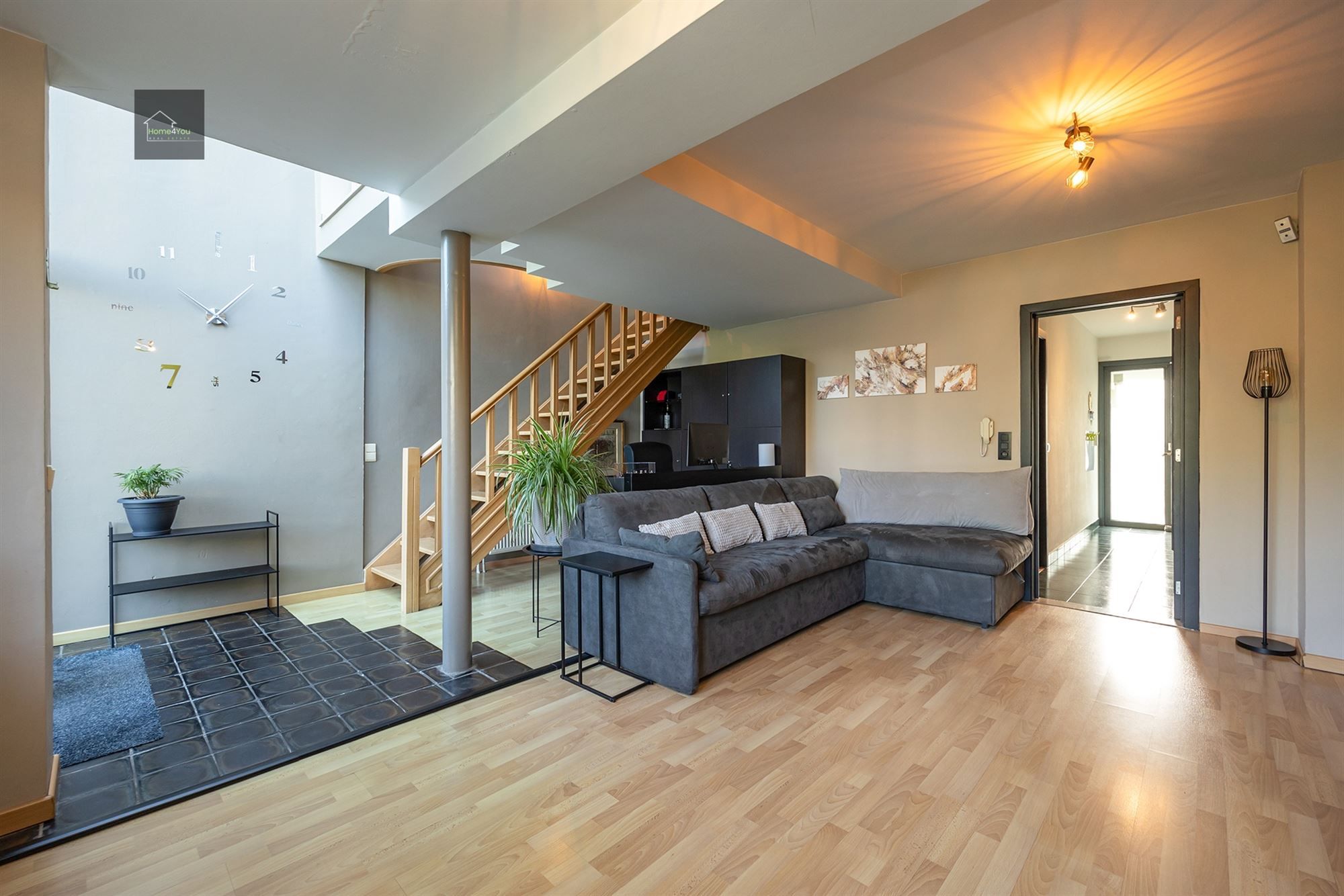 Instapklare woning met zonnepanelen op TOP locatie foto 2