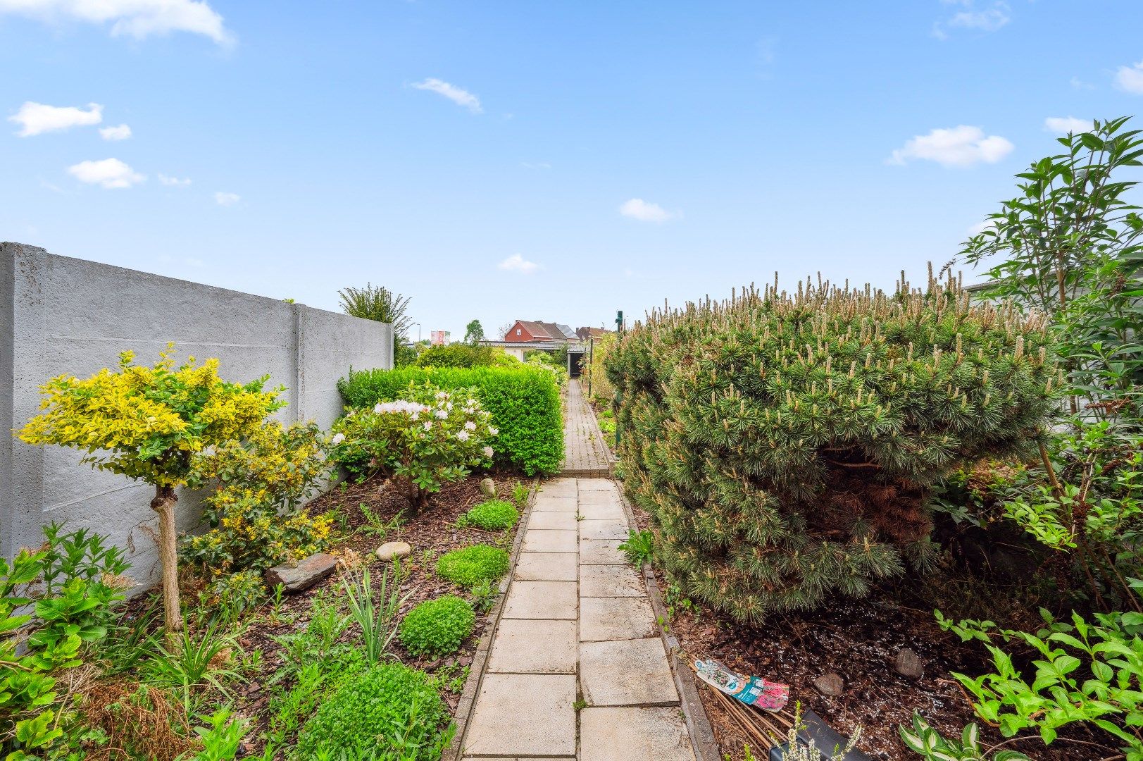 Gezinswoning met grote garage en grote tuin. foto 15