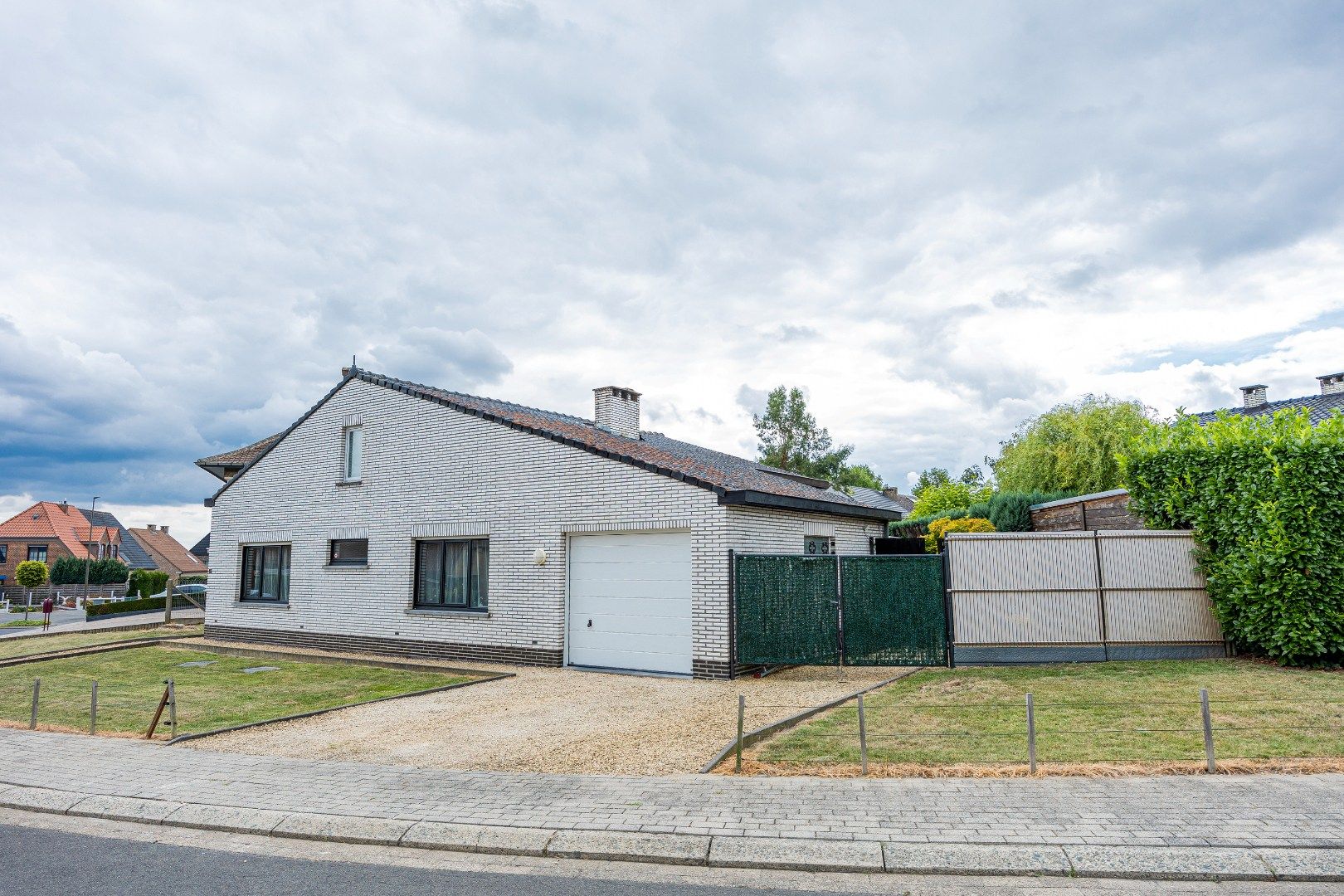 Ruime bungalow te koop met 2 slpk, garage en tuin foto 3