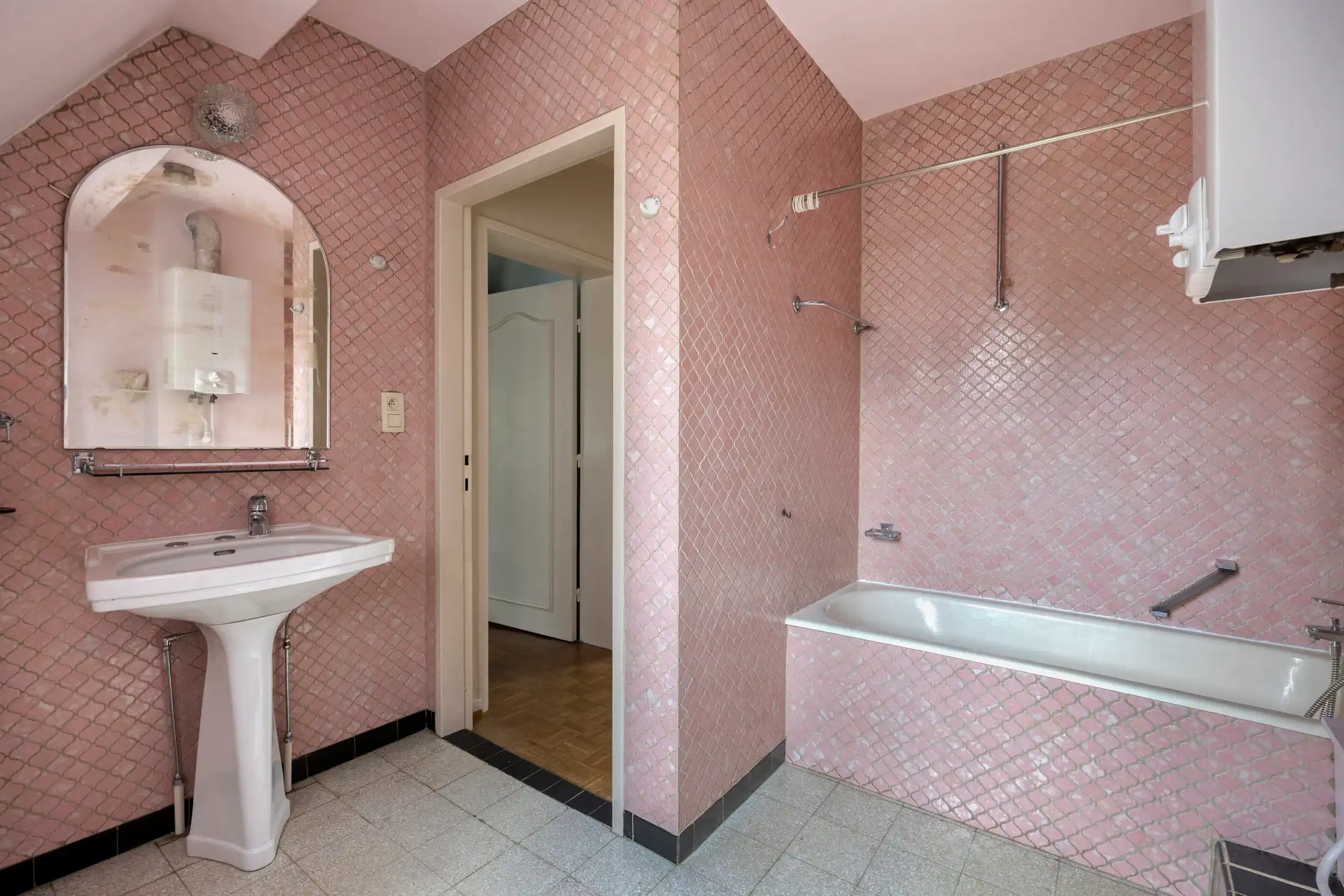 Authentieke villa met 3 kamers, garage en prachtige tuin! foto 15