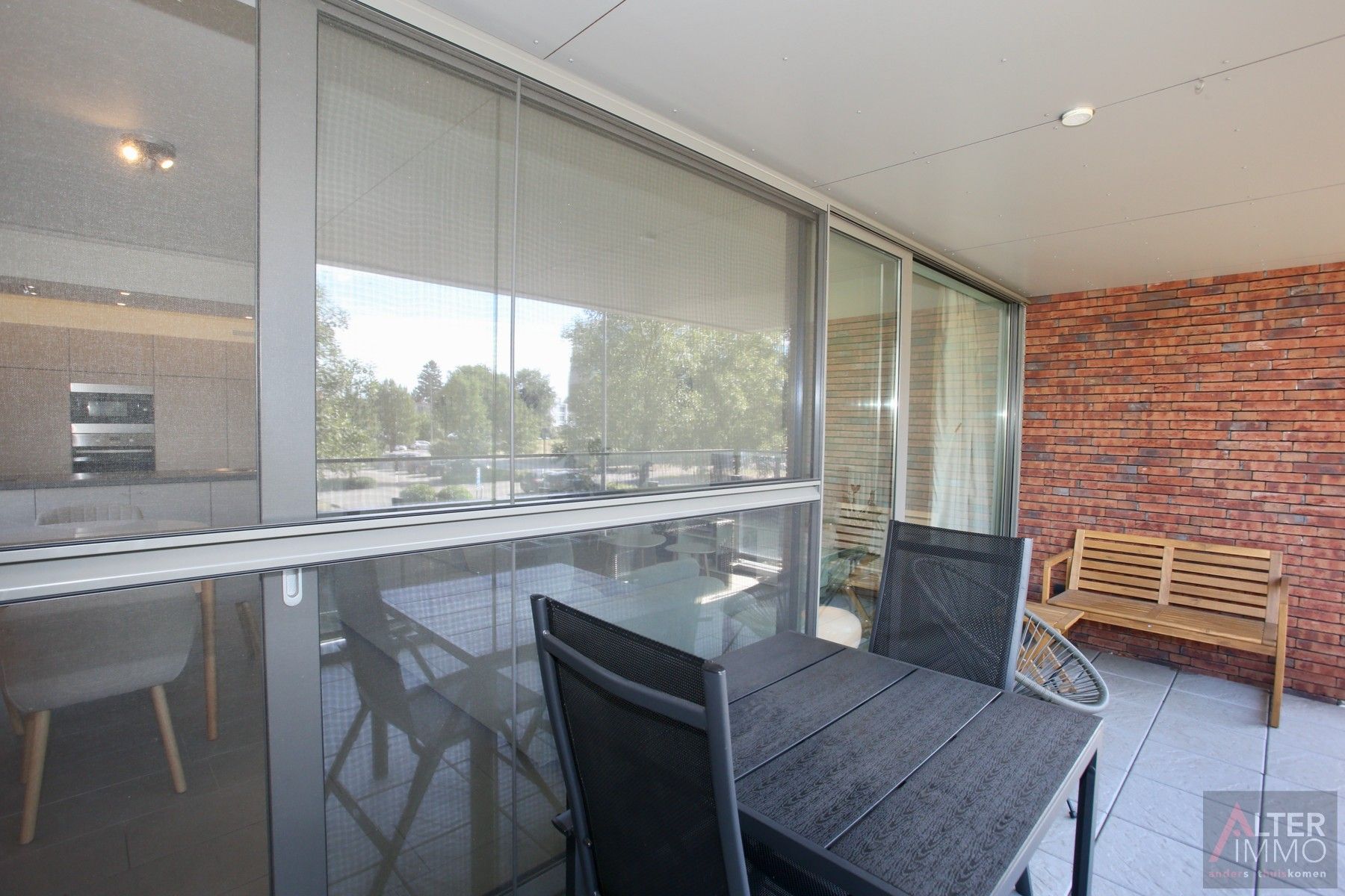 Instapklaar, centraal gelegen 2-slaapkamer appartement met terras en ondergrondse parking! foto 17