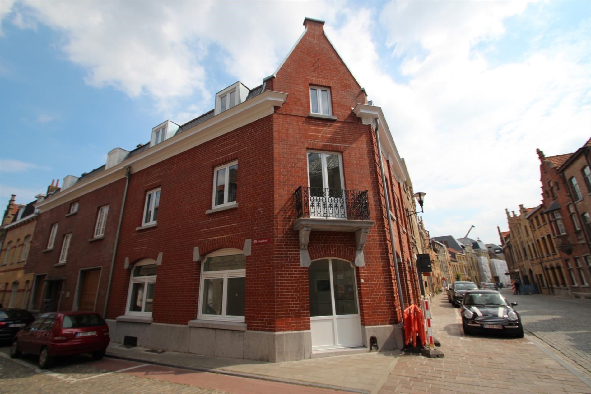 STUDIO MET APARTE BADKAMER IN CENTRUM VAN IEPER foto {{pictureIndex}}
