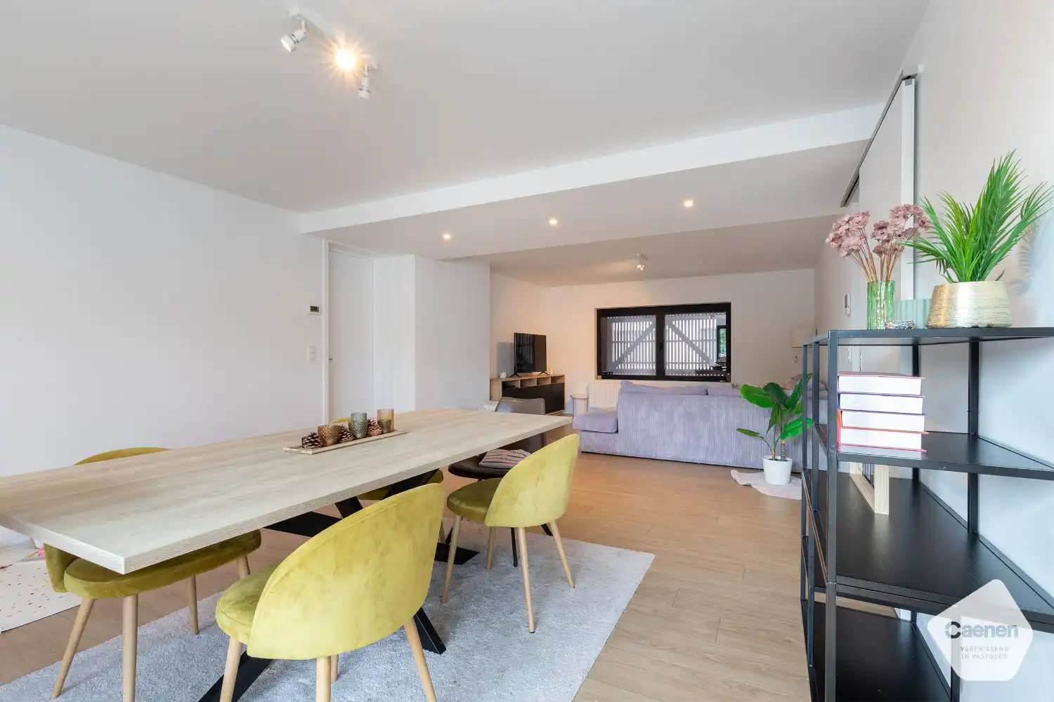 Zéér ruim appartement met 2 slaapkamers en groot terras. foto 3