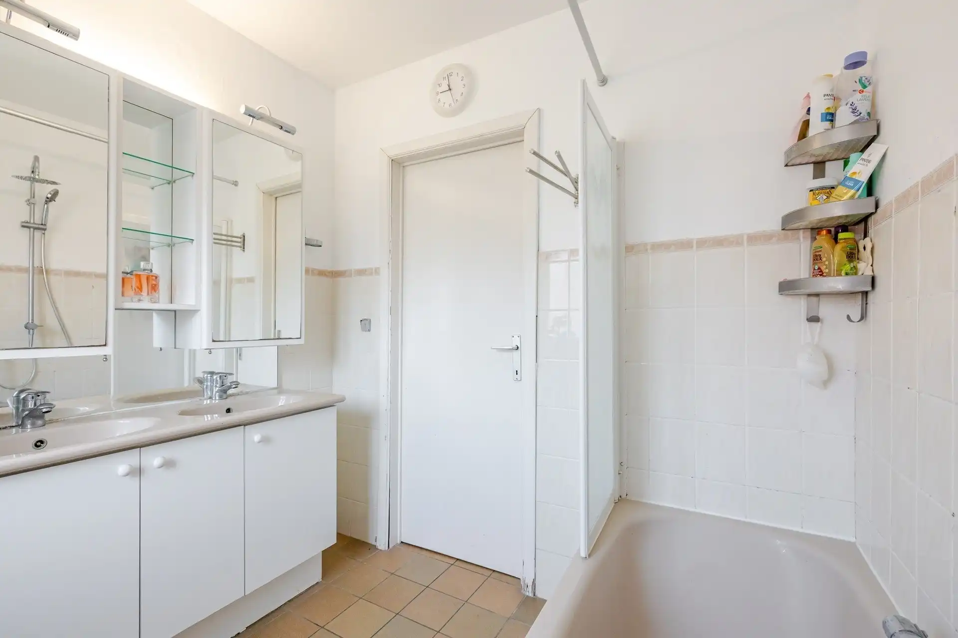 Ruime gezinswoning (225 m²) met 6 slaapkamers, garage en zonnige tuin in Oostende  foto 24