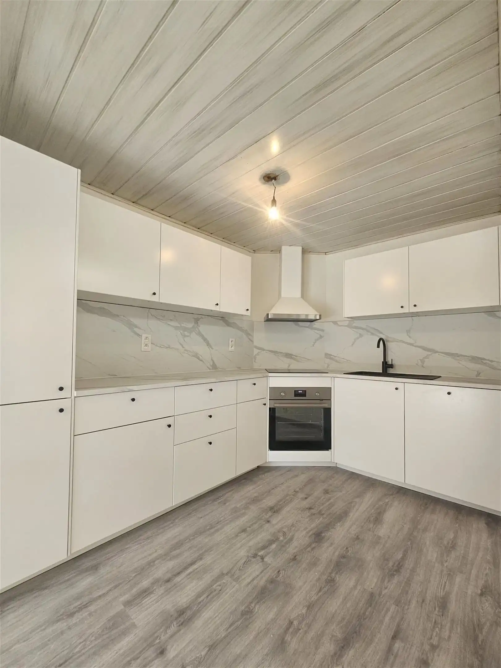 Instapklaar appartement met terras op uitstekende locatie! foto 3