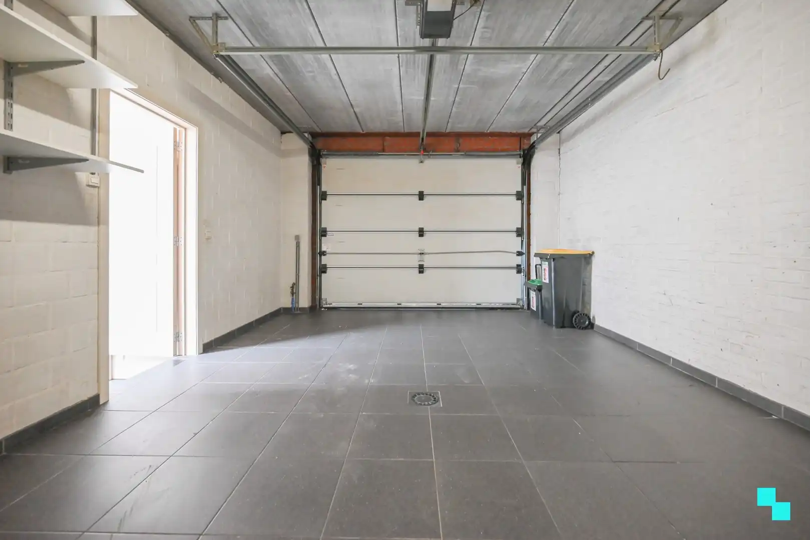 Riante halfopen woning met garage foto 16