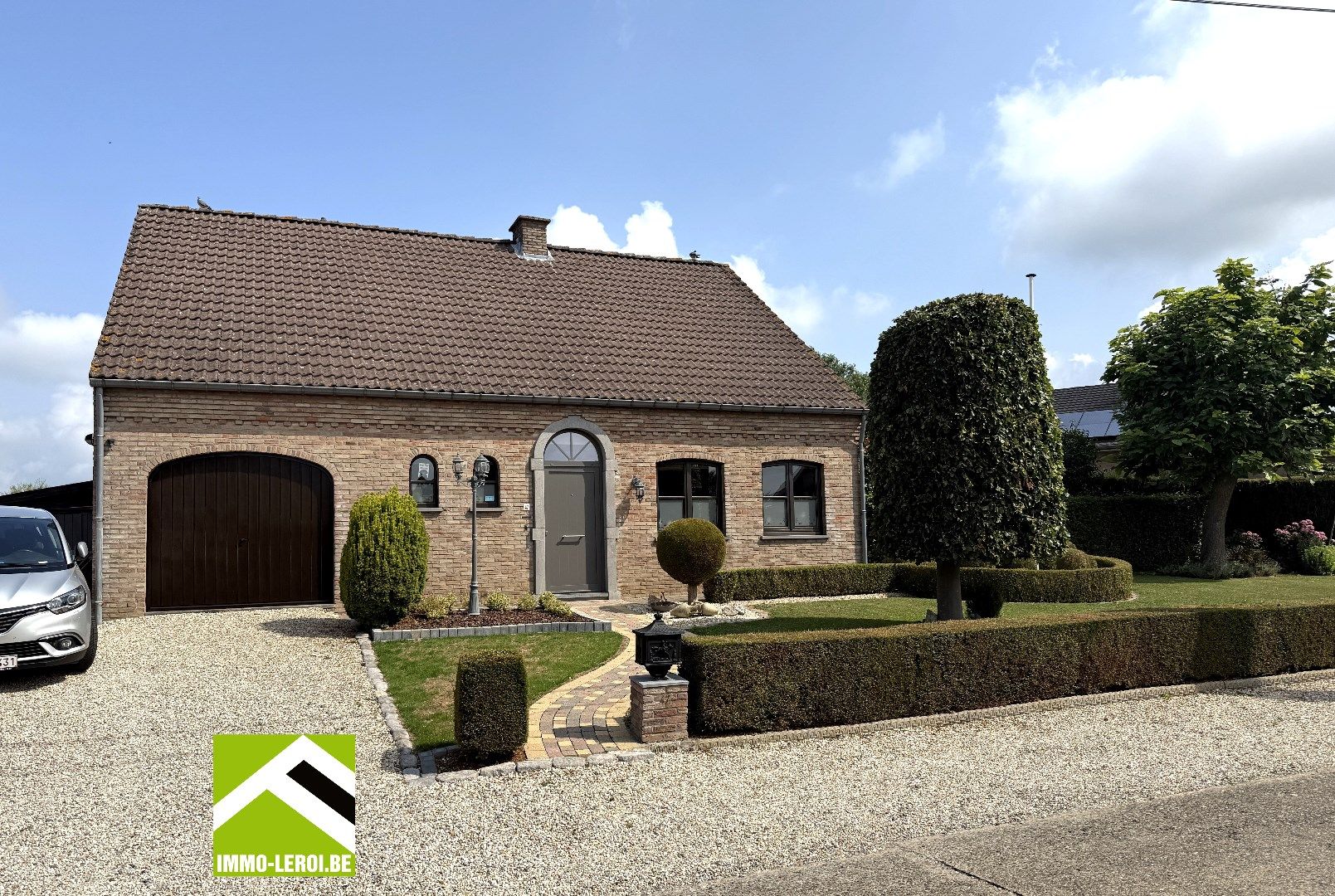 Charmante woning met veranda en mooie tuin in een rustige, landelijke omgeving foto {{pictureIndex}}
