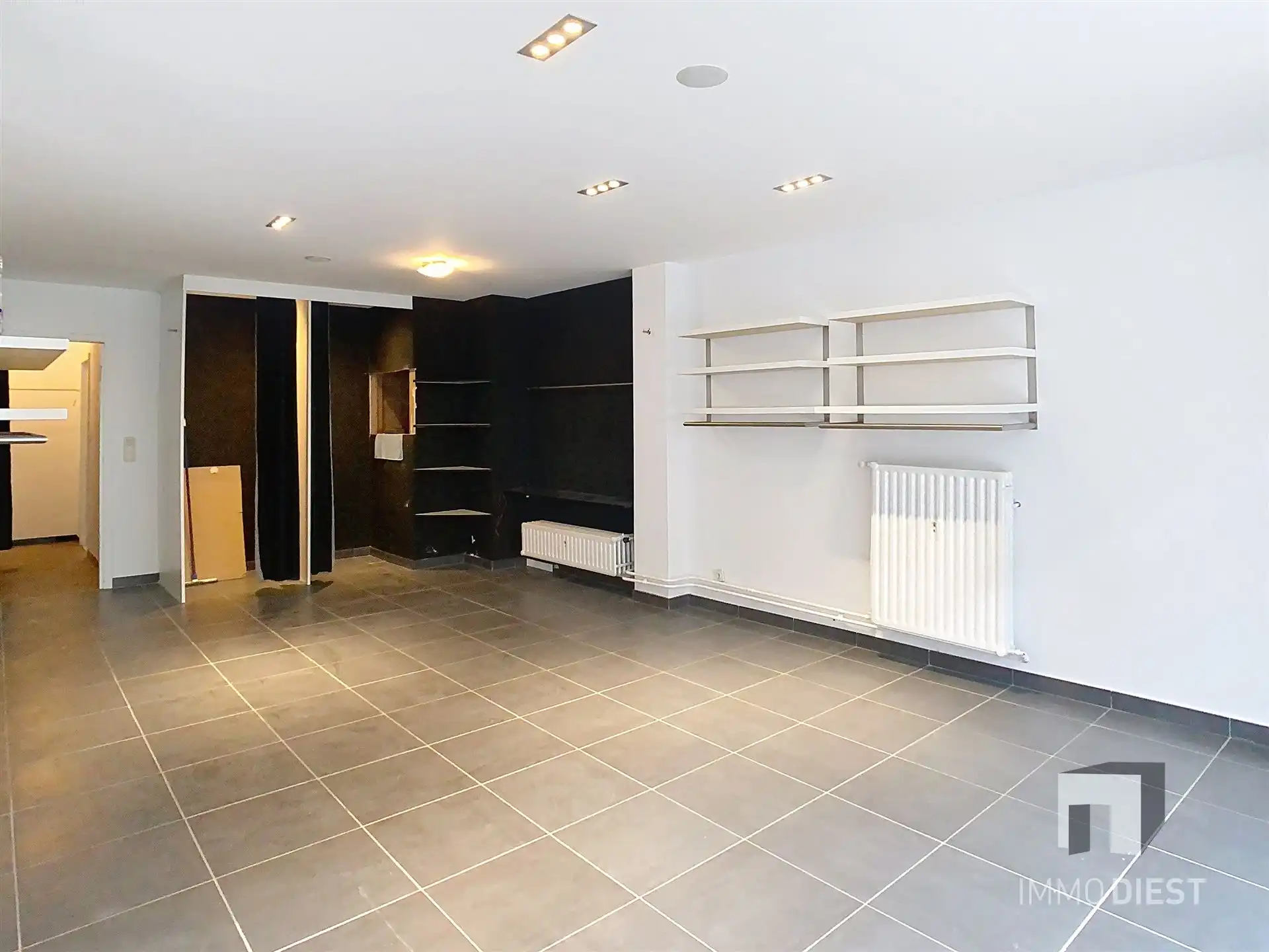 Handelsgelijkvloers met achterliggend appartement foto 6