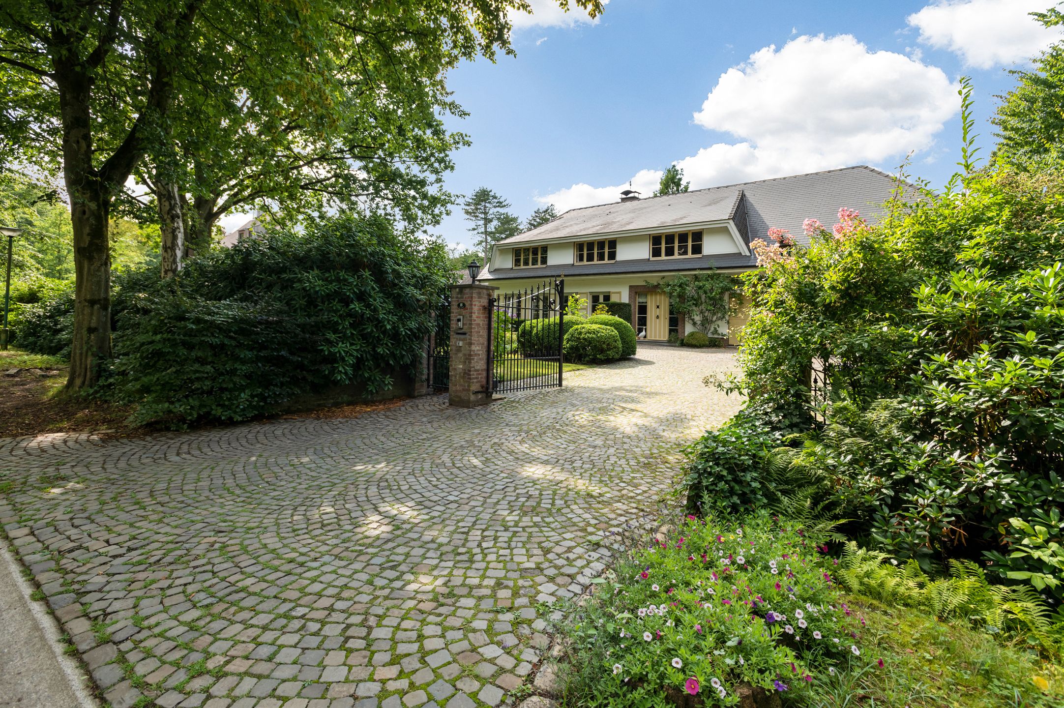 Villa met binnenzwembad en tennisterrein op toplocatie. foto 33