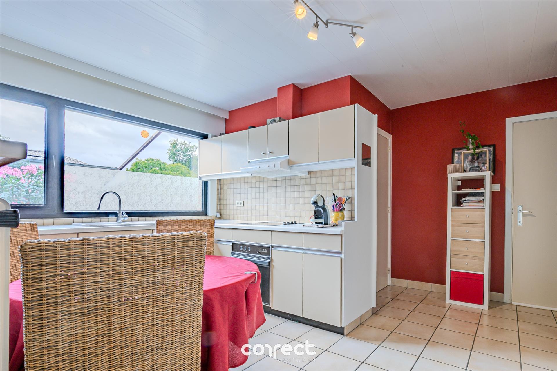 Instapklare laagbouwvilla met tuin, ruime oprit met garage.  foto 10