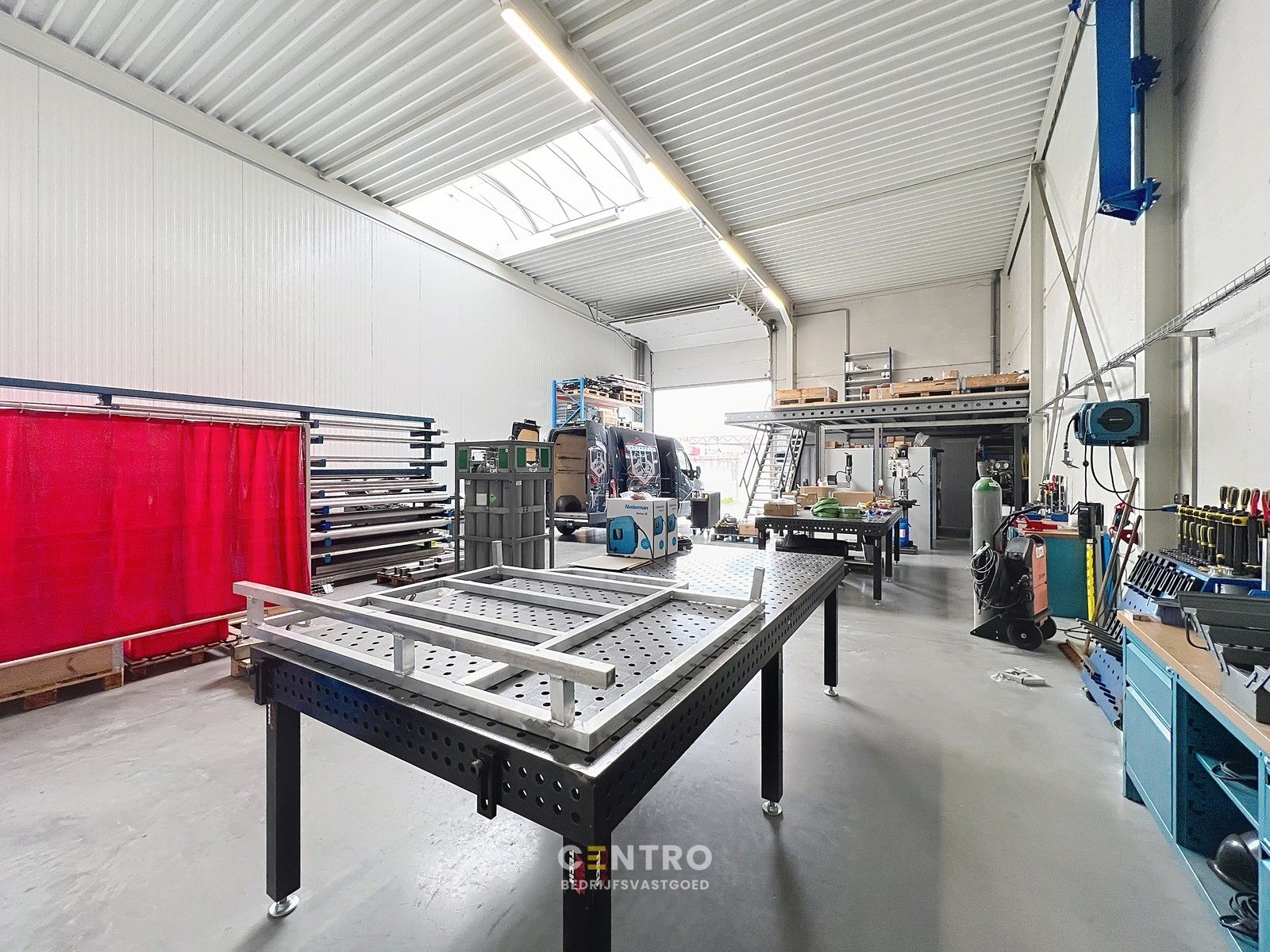 Instapklare OPSLAGRUIMTE / LOODS (216m²) voorzien van elektrische sectionaalpoort met aparte loopdeur en vrije hoogte van 7m! Op industriezone te Houthulst! foto 4