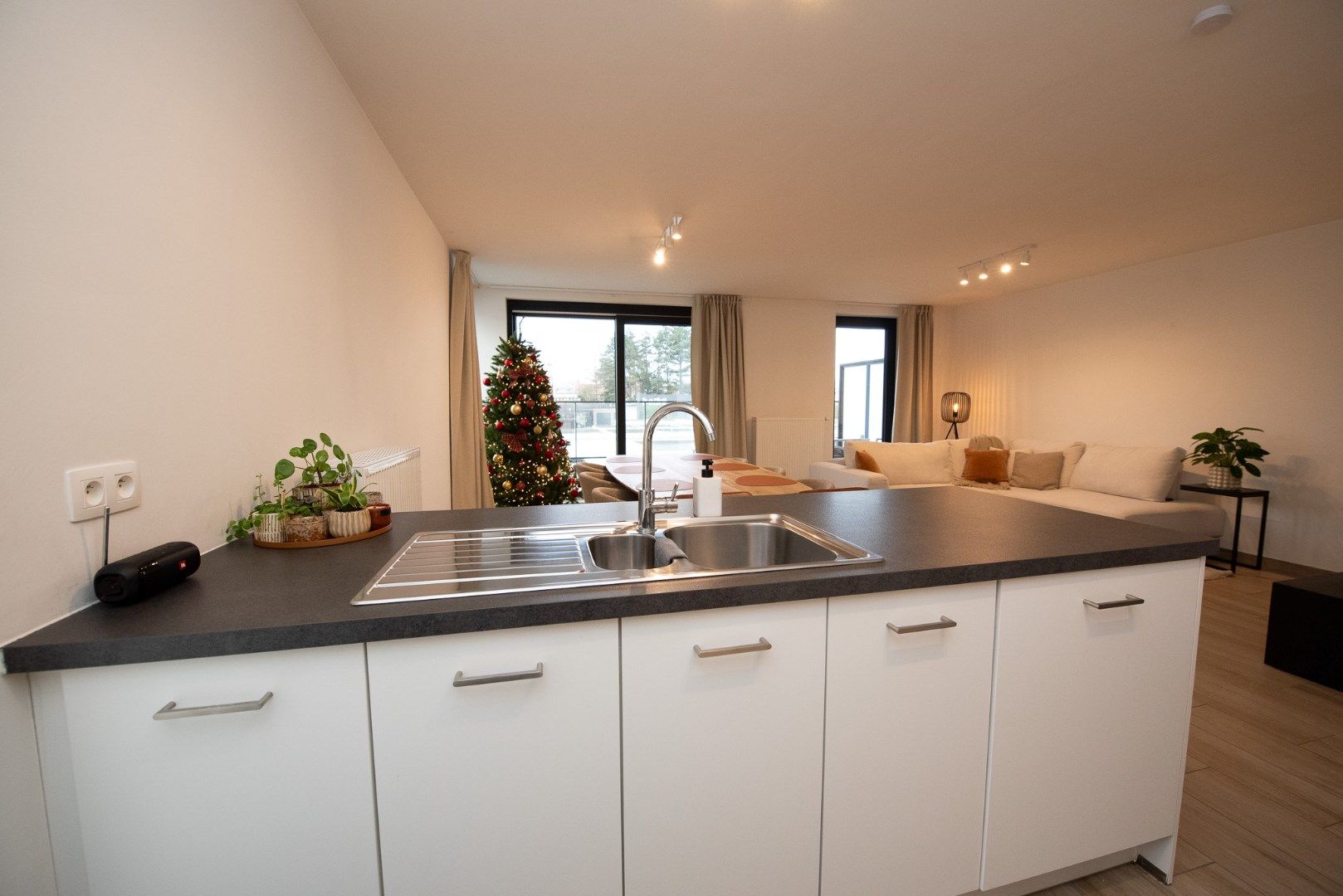 Prachtig nieuwbouwappartement  TE HUUR vlakbij park Baron Casier te Waregem.  foto 22