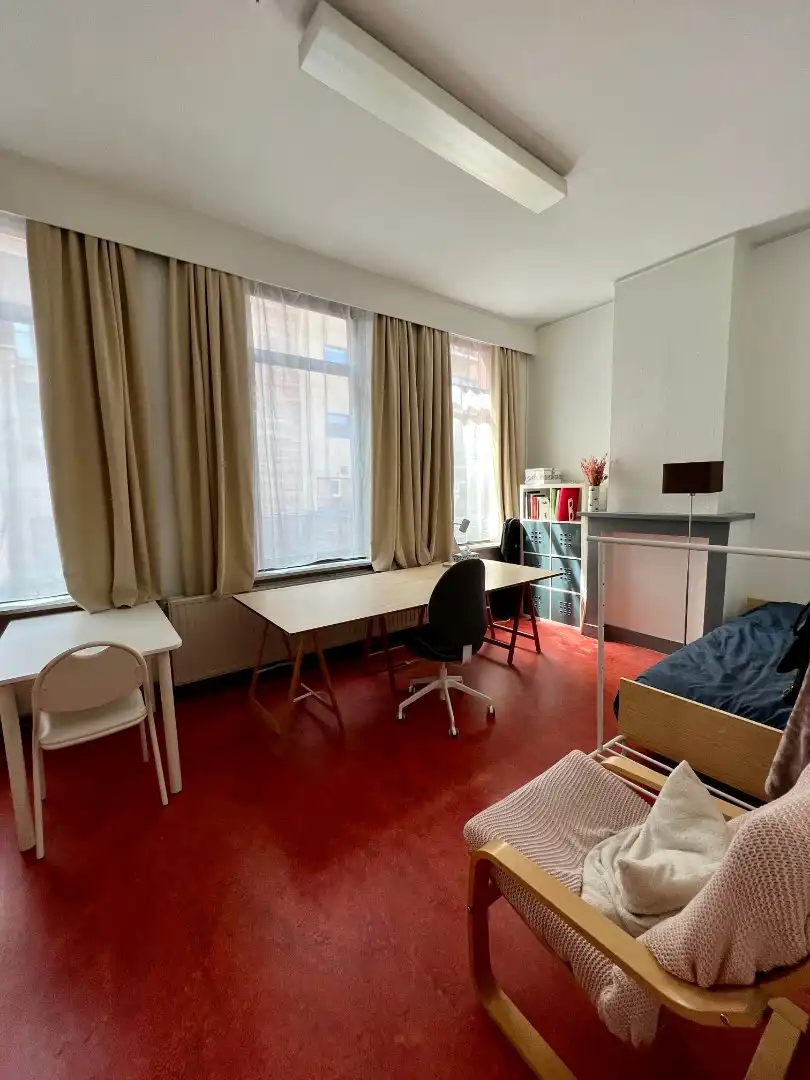  Kamerwoning met 4 kamers (conformiteitstattesten) en een opslagplaats. foto 3