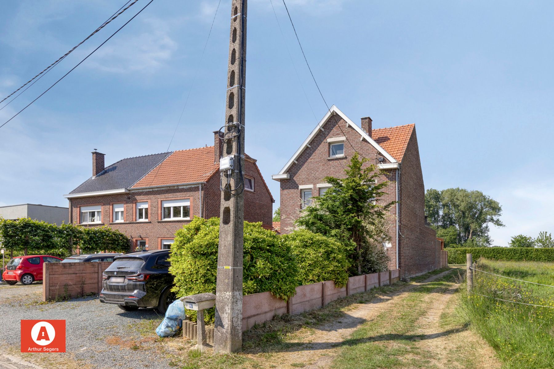 Hoofdfoto van de publicatie: Te renoveren open bebouwing in het midden van de velden