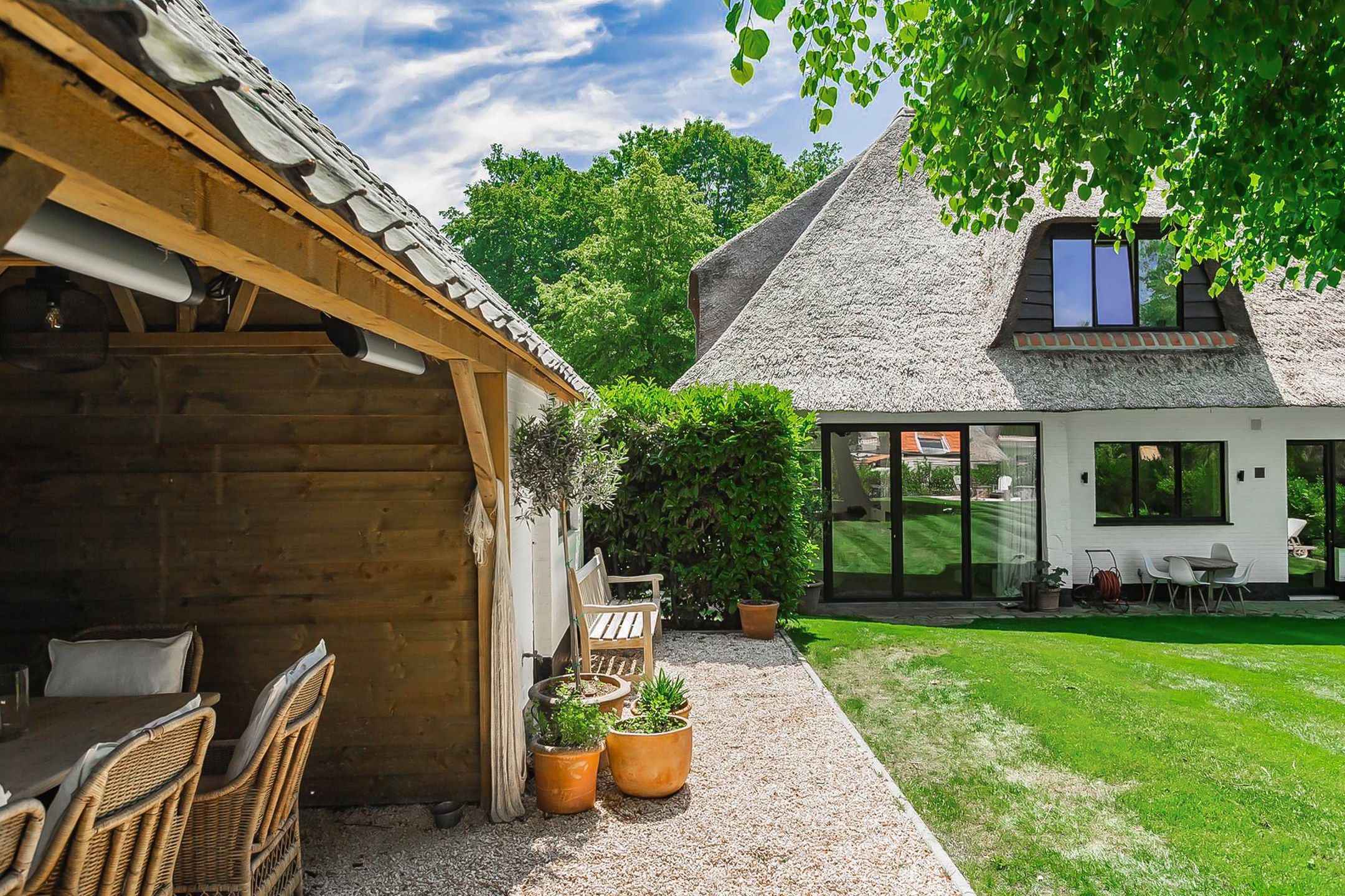 Recent gerenoveerde rietgedekte villa vooraan Schilde dorp! foto 12