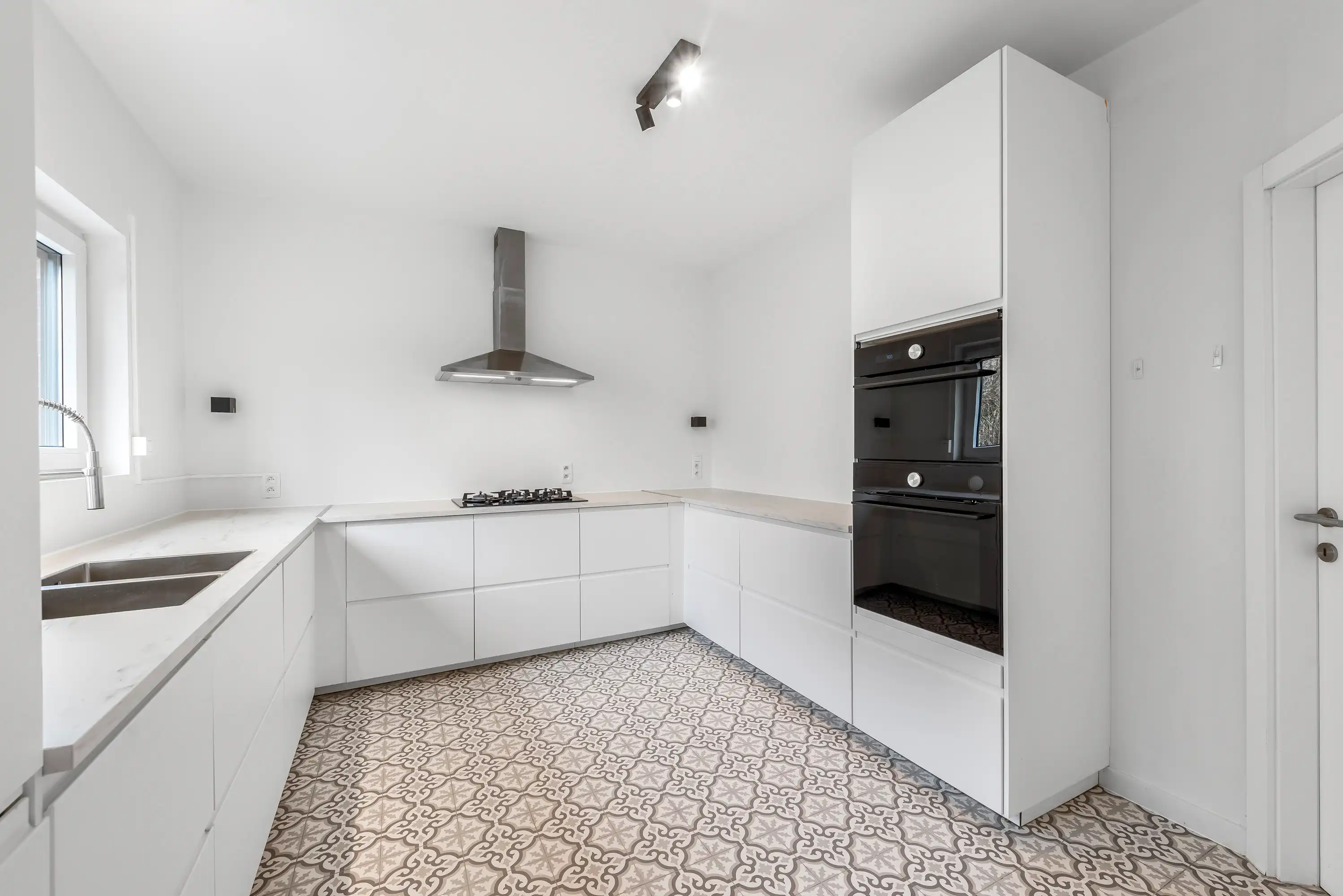 Ruime gerenoveerde halfopen bel-etage met tuin in Neerland foto 4