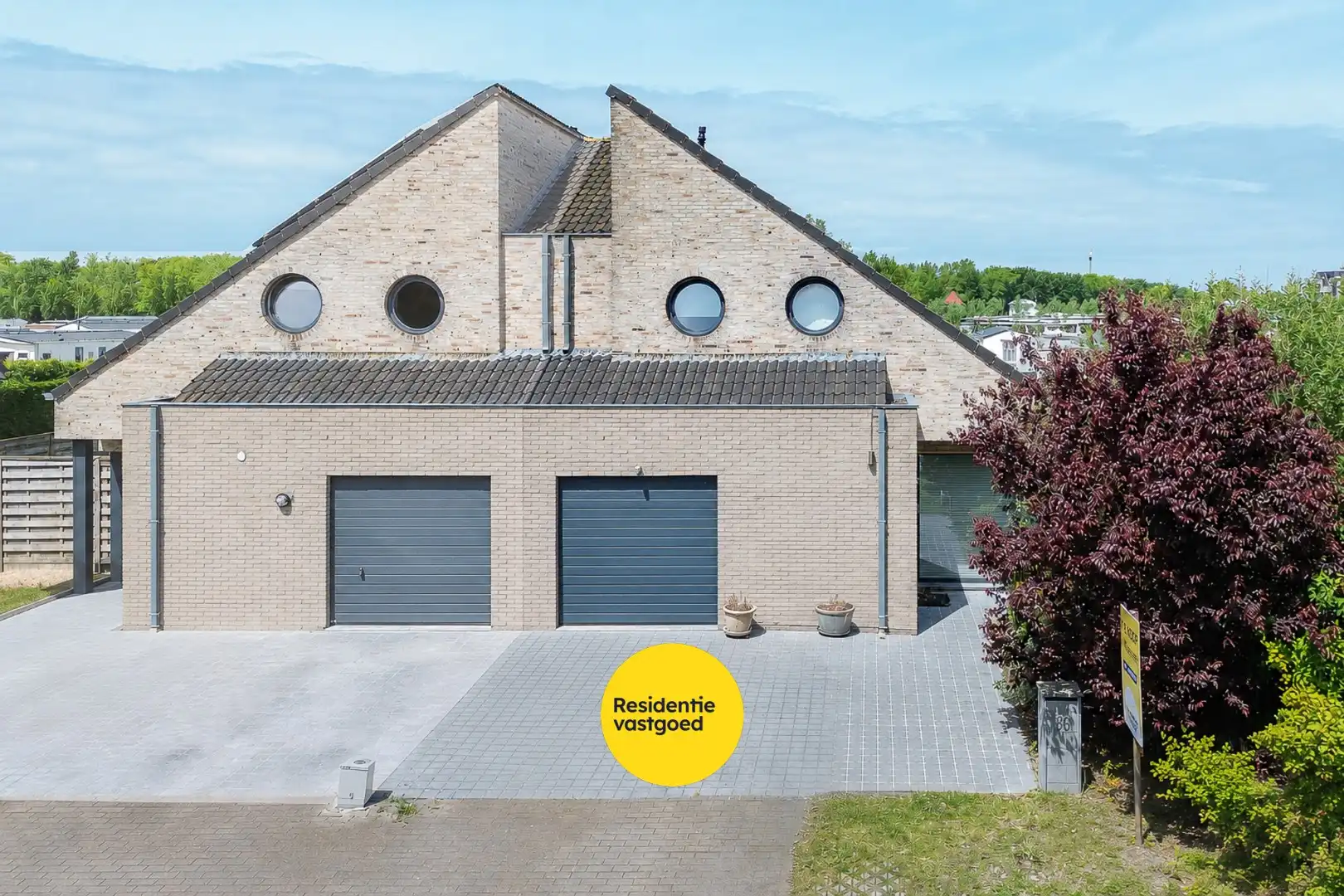 Instapklare halfopen woning met 3 slaapkamers en zonnige tuin in Vosseslag, vlakbij bos en duinen foto {{pictureIndex}}
