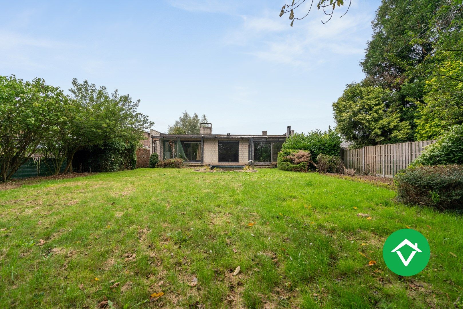 Ruime, onder kelderde architectenwoning met 3 slaapkamers, tuin en zwembad foto 21